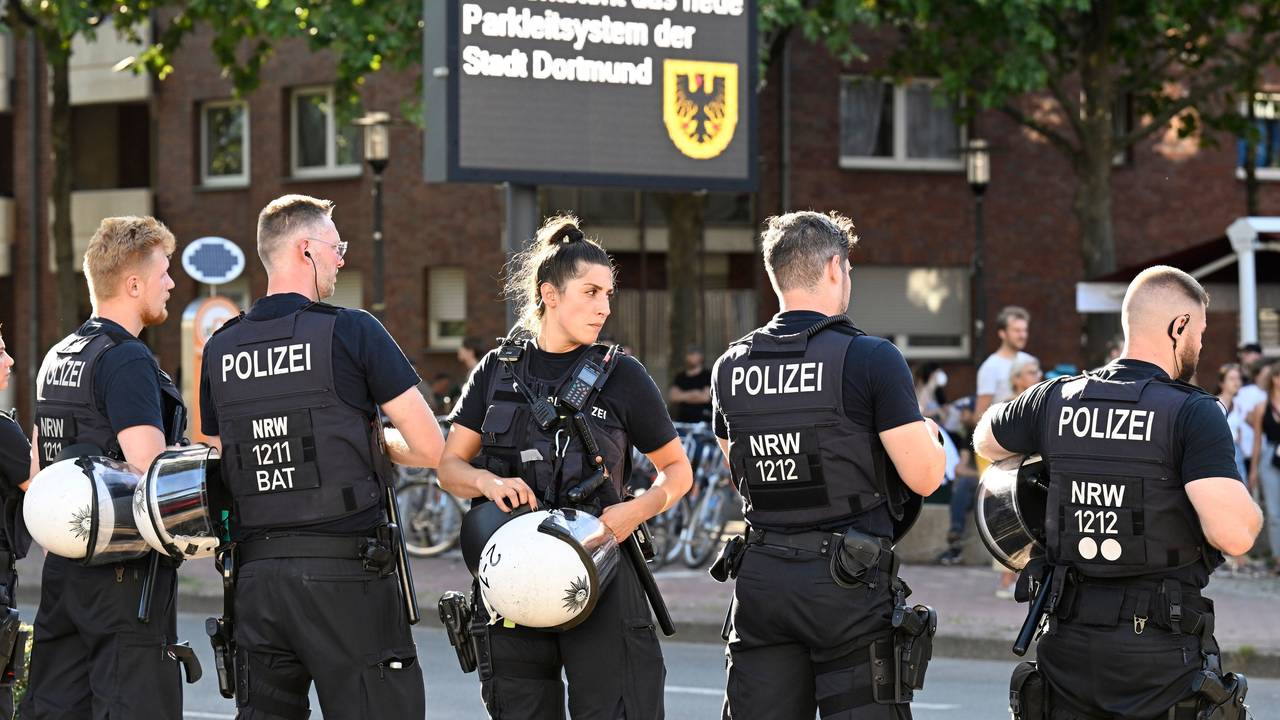 Polizisten bereiten sich zwei Tage nach den tödlichen Schüssen der Polizei auf einen 16-Jährigen auf eine Demonstration vor der Polizeiwache Nord vor.