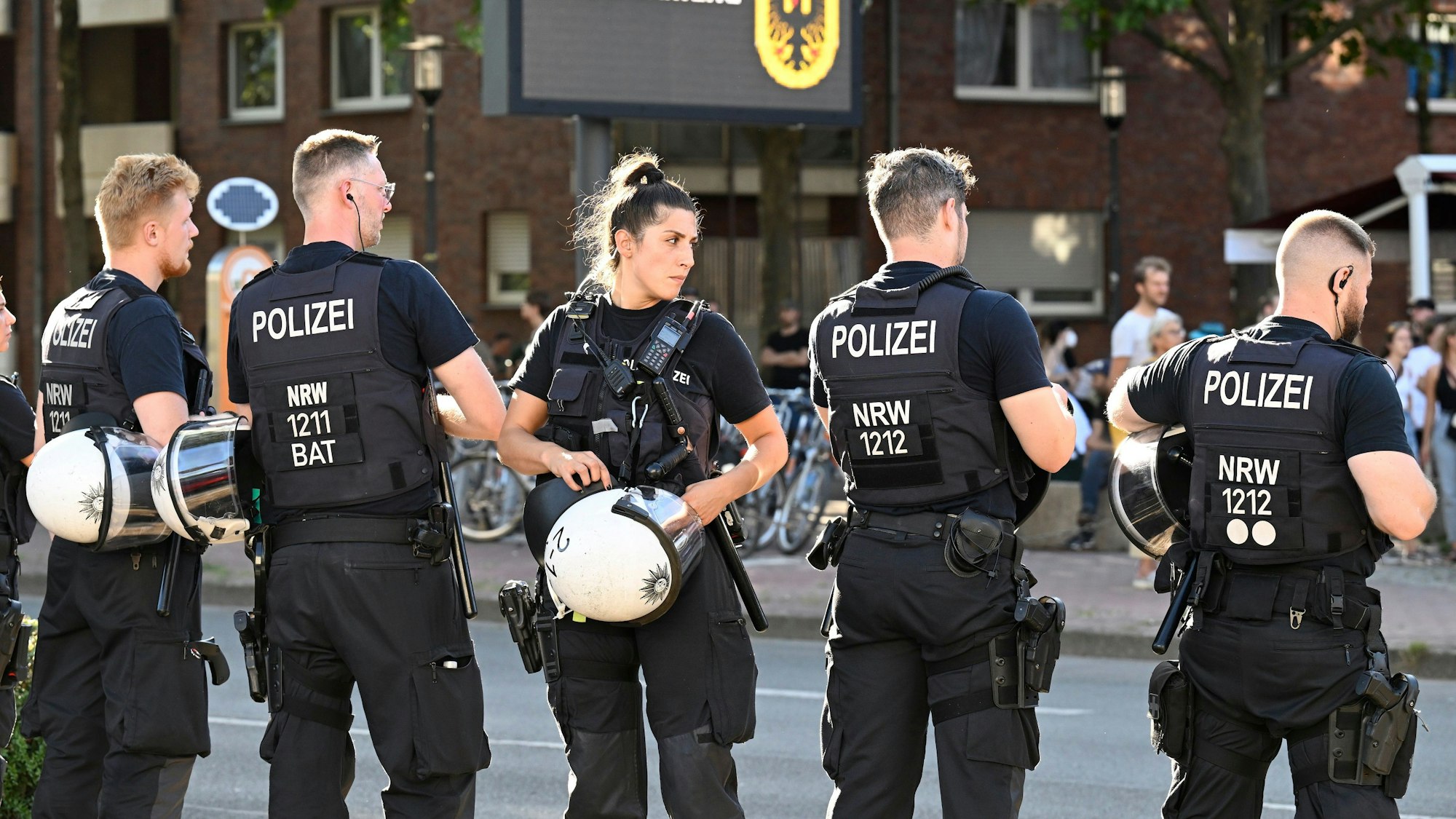 Polizisten bereiten sich zwei Tage nach den tödlichen Schüssen der Polizei auf einen 16-Jährigen auf eine Demonstration vor der Polizeiwache Nord vor.