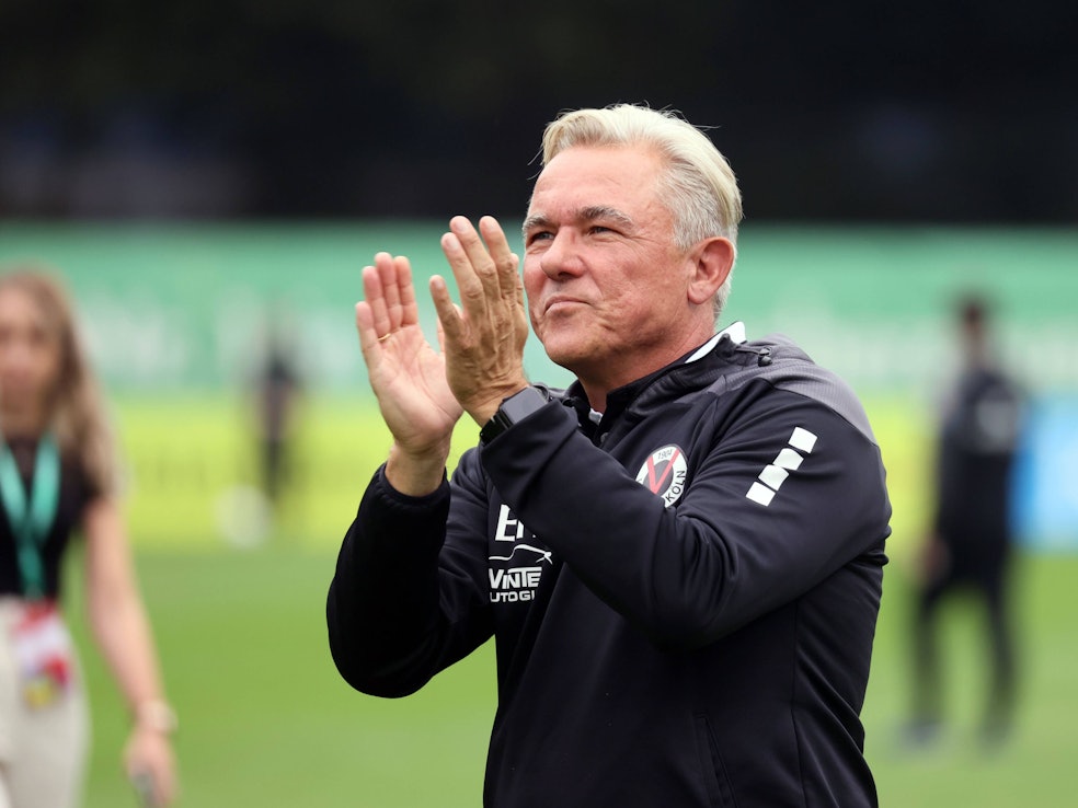 Olaf Janßen von Viktoria Köln bedankt sich beim Publikum.