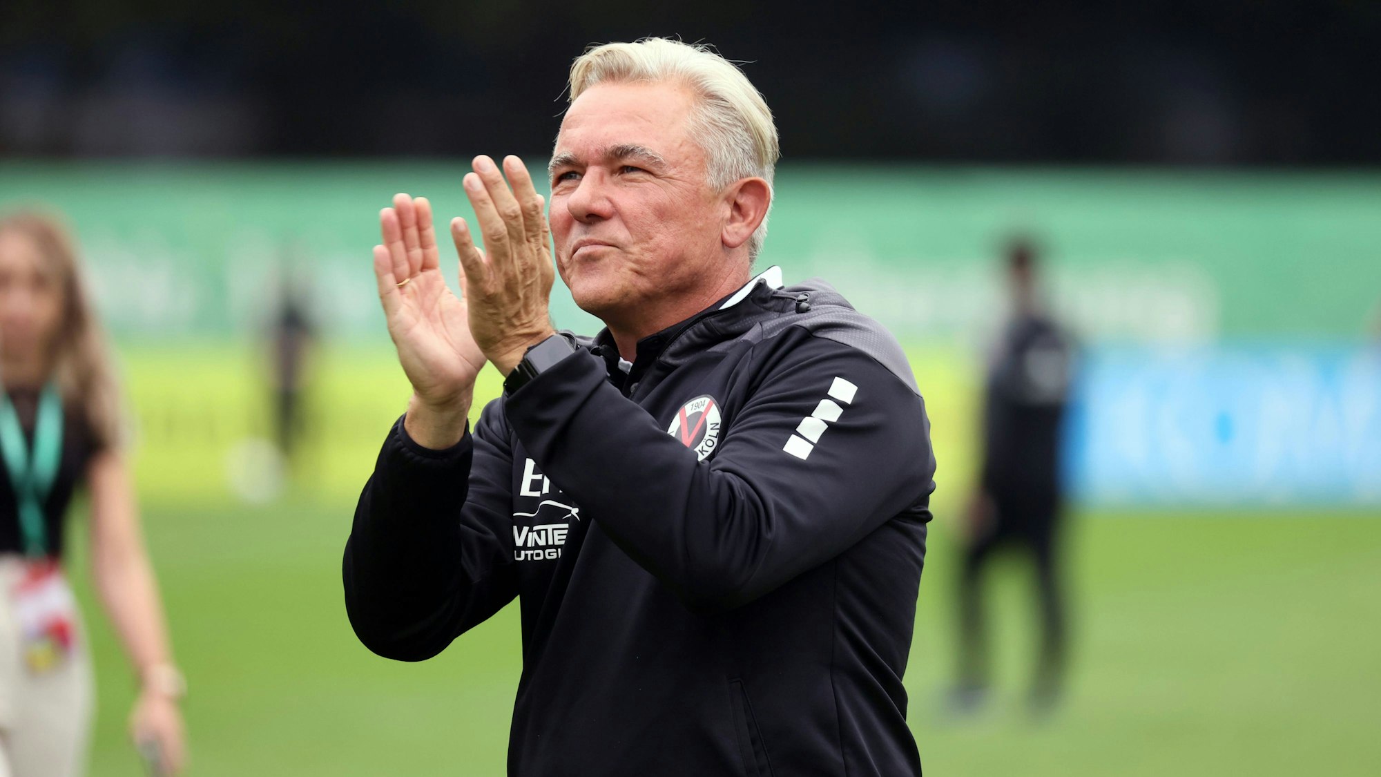 Olaf Janßen von Viktoria Köln bedankt sich beim Publikum.