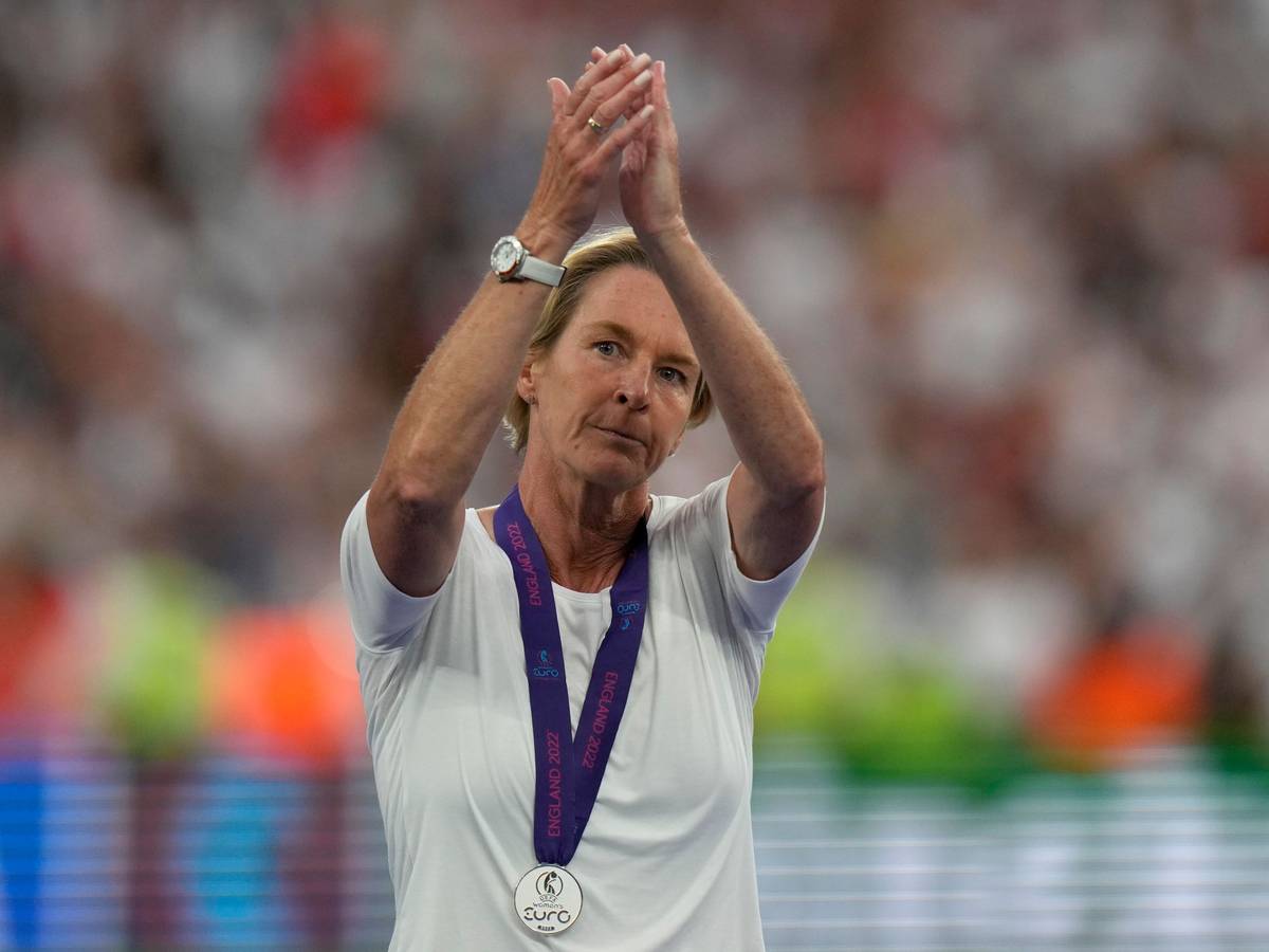 Martina Voss-Tecklenburg, Trainerin von Deutschland, applaudiert nach dem Spiel.