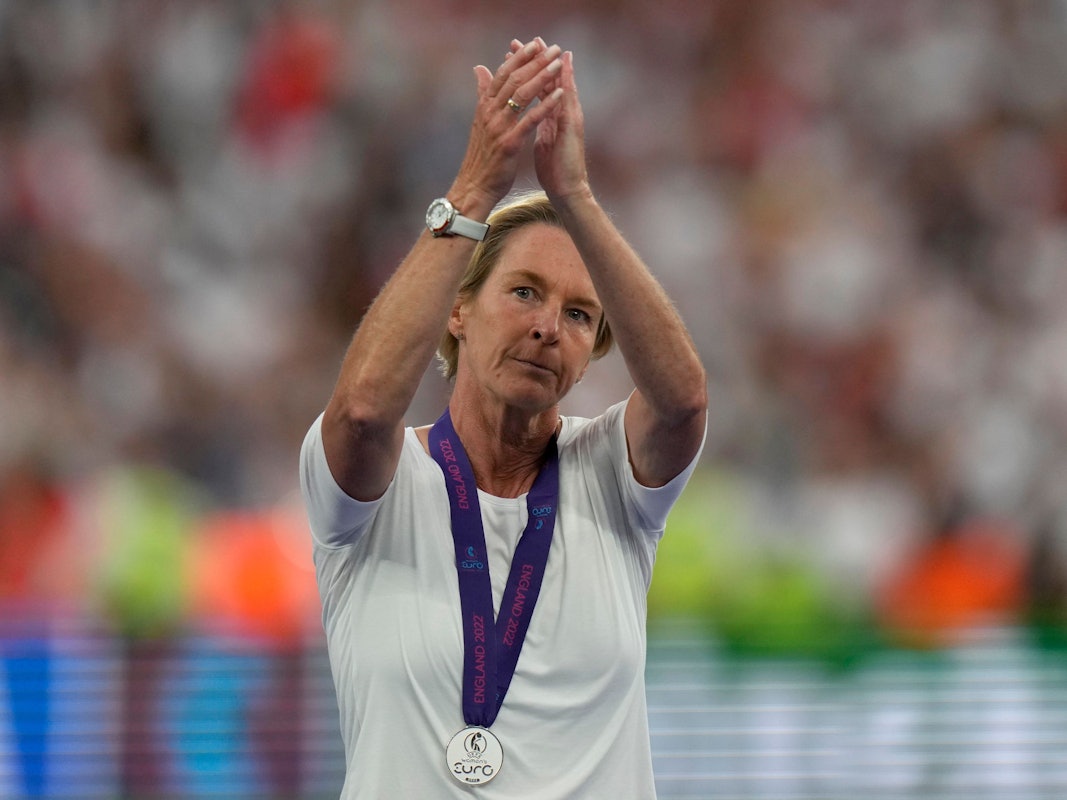Martina Voss-Tecklenburg, Trainerin von Deutschland, applaudiert nach dem Spiel.