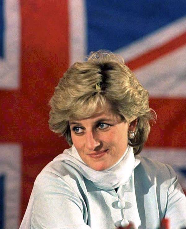 Prinzessin Diana vor der britischen Fahne bei einem Besuch in Pakistan 1996.