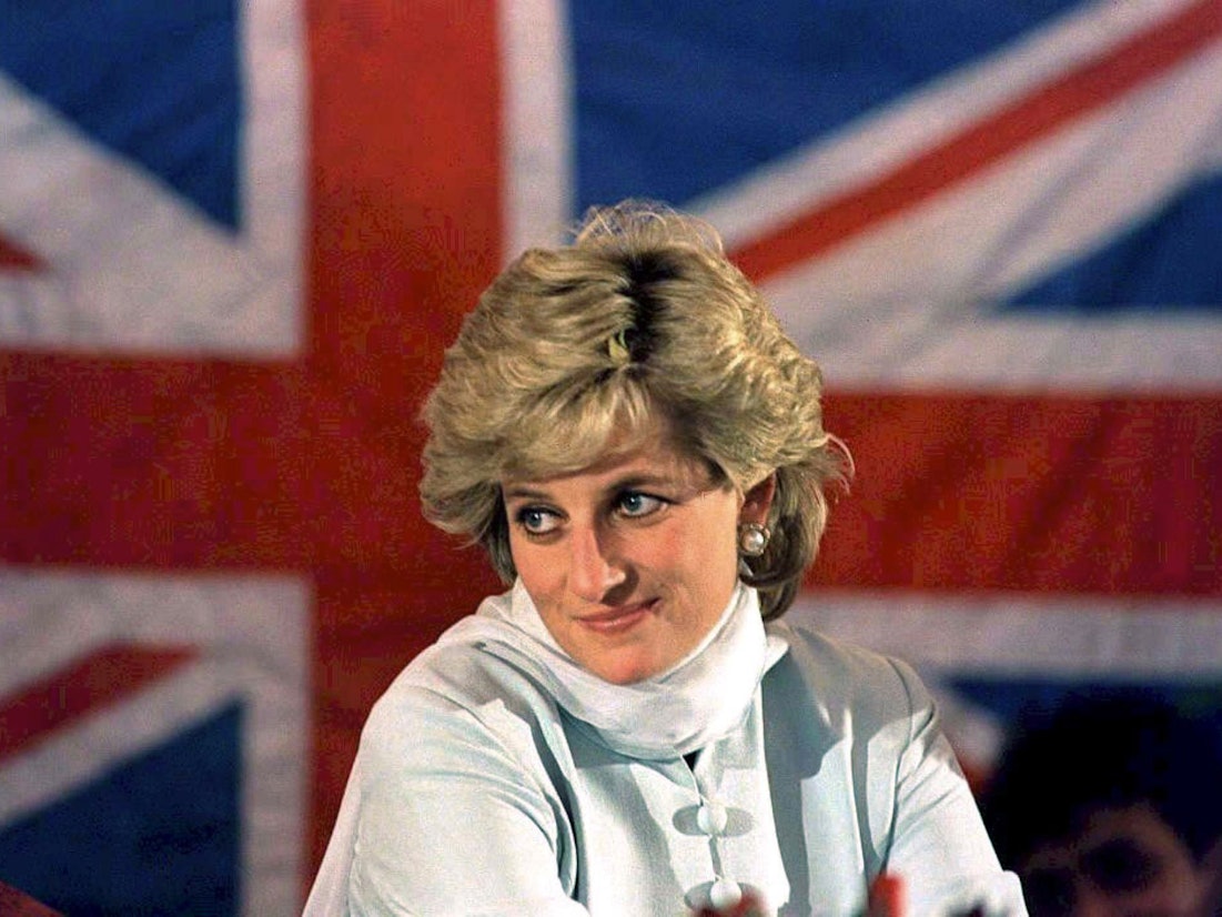 Prinzessin Diana vor der britischen Fahne bei einem Besuch in Pakistan 1996.