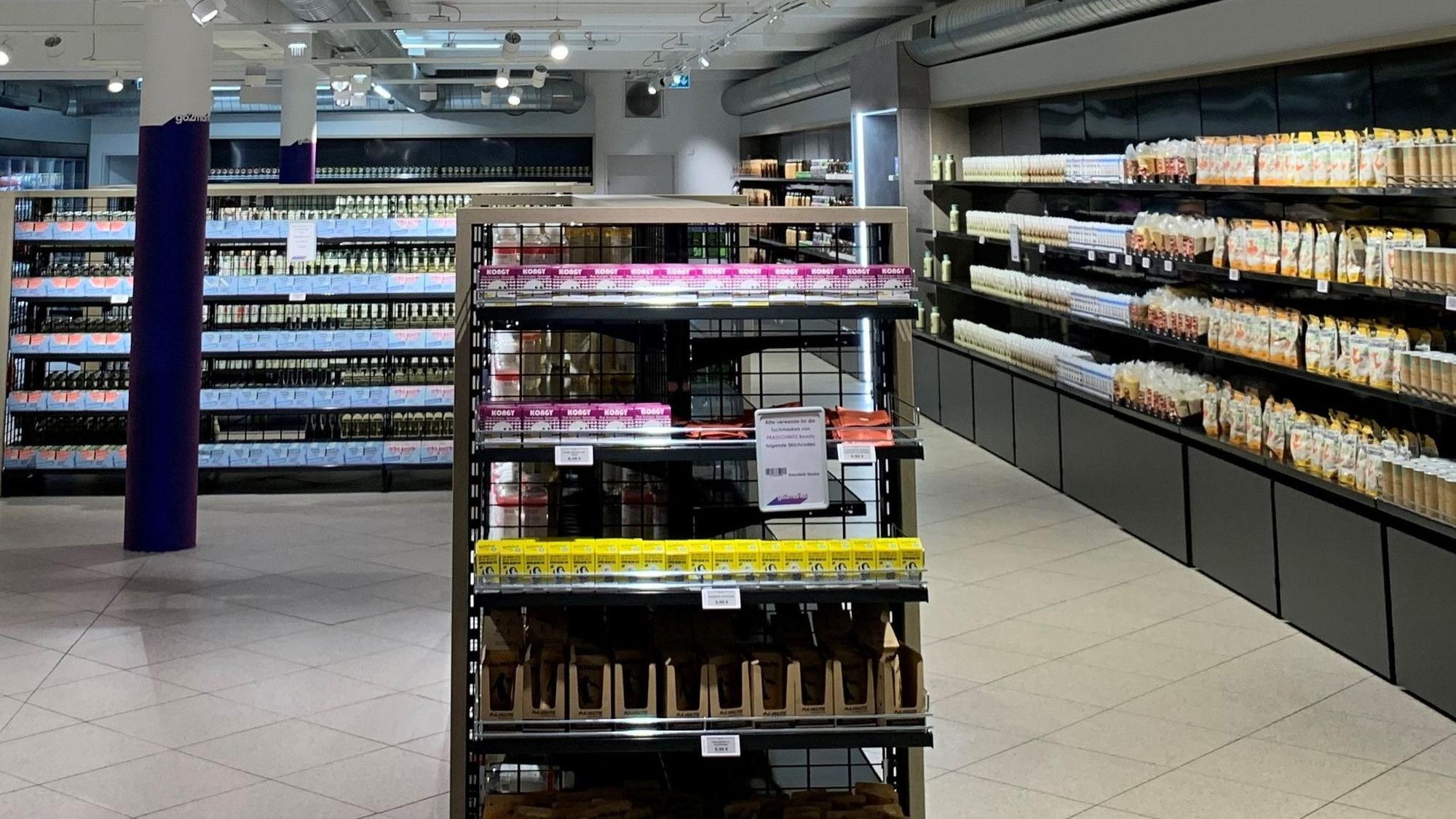 Regale in einem Supermarkt, die mit verschiedenen Produkten gefüllt sind.