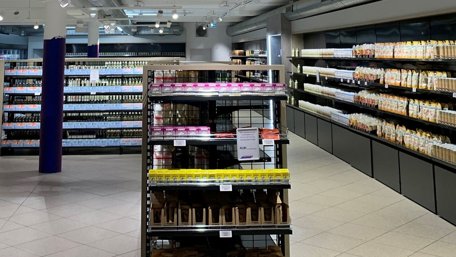 Regale in einem Supermarkt, die mit verschiedenen Produkten gefüllt sind.