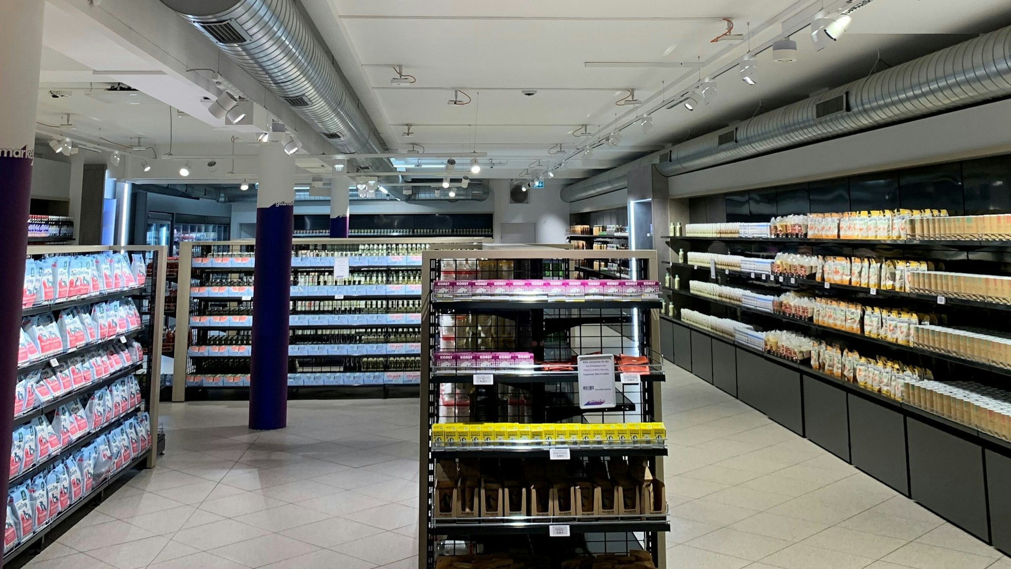 In den Regalen von go2market stehen u. a. viele Produkte, die es sonst noch nirgendwo gibt, auch viele regionale Neuheiten.