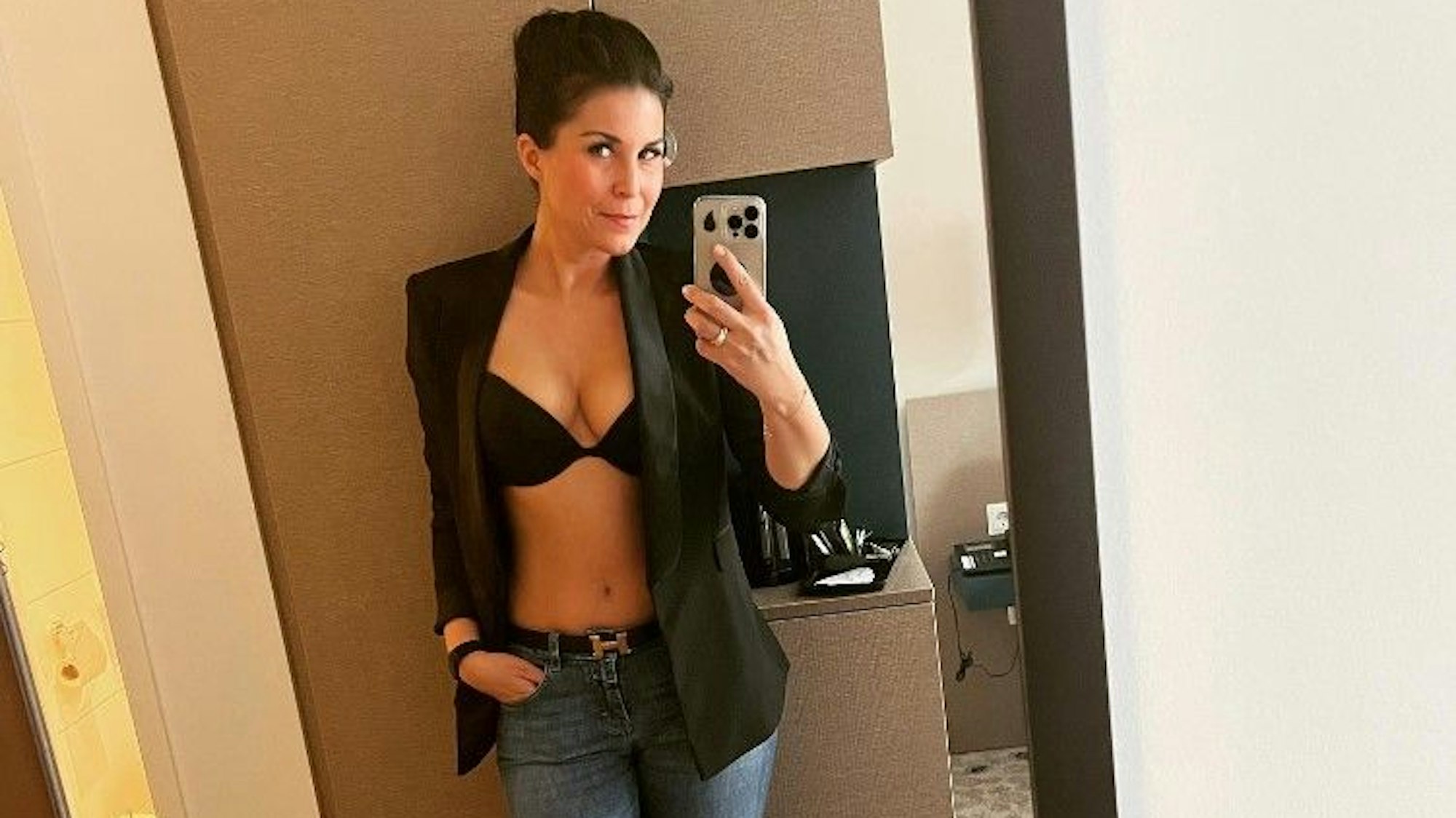 Vanessa Blumhagen, hier auf einem freizügigen Instagram-Selfie vom 2. Juni, ist immer für einen Hingucker zu haben.