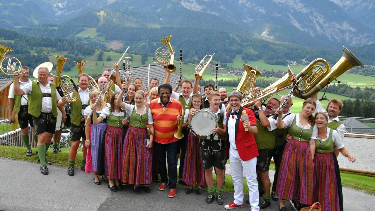 Karl König, Roberto Blanco und die Trachtenkapelle.