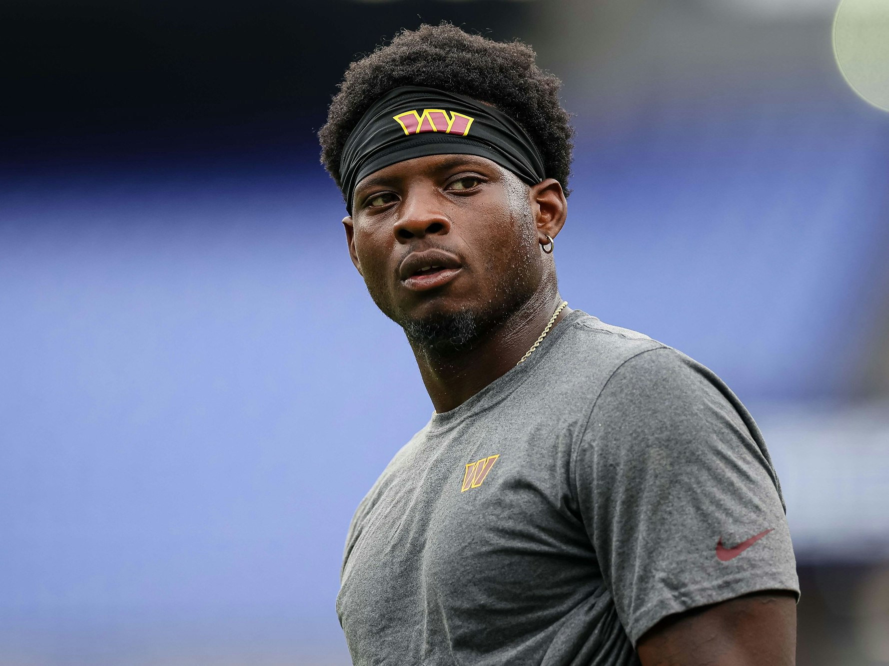 Brian Robinson Jr. von den Washington Commanders trägt ein Stirnband.