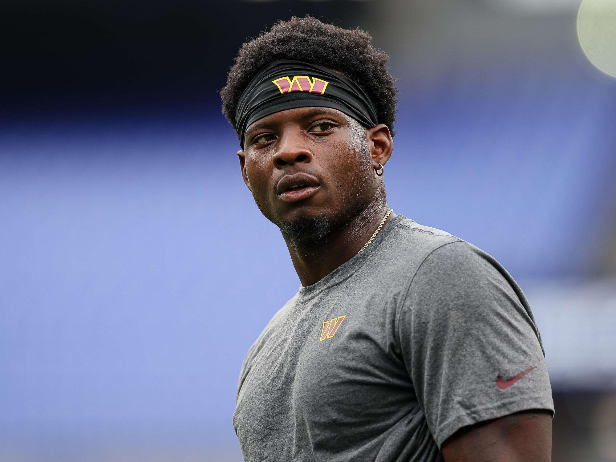 Brian Robinson Jr. von den Washington Commanders trägt ein Stirnband.