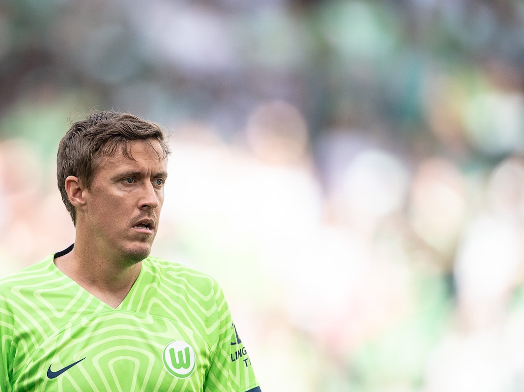 Wolfsburgs Max Kruse steht auf dem Spielfeld.