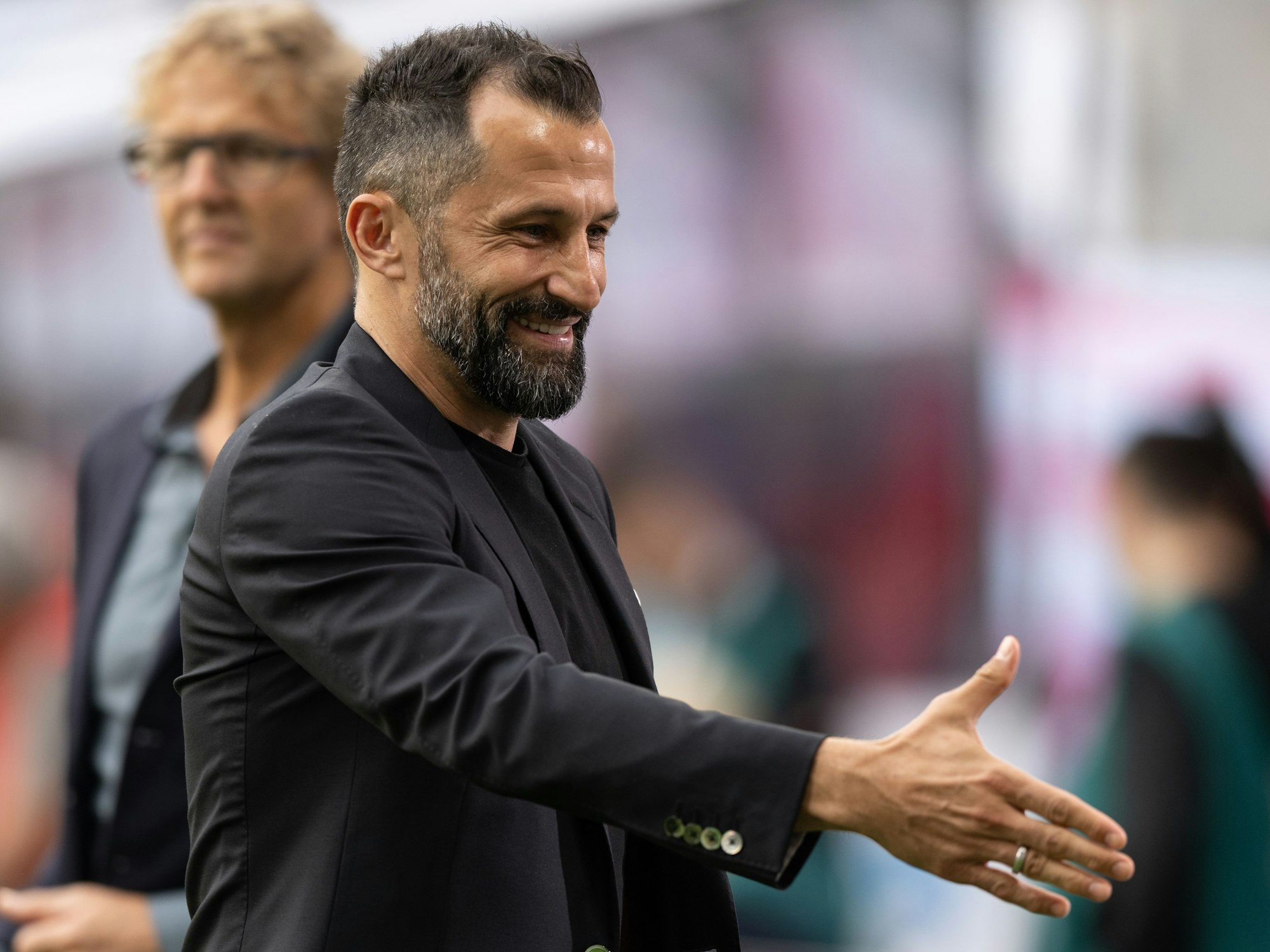 Hasan Salihamidzic vom FC Bayern München streckt die Hand aus.