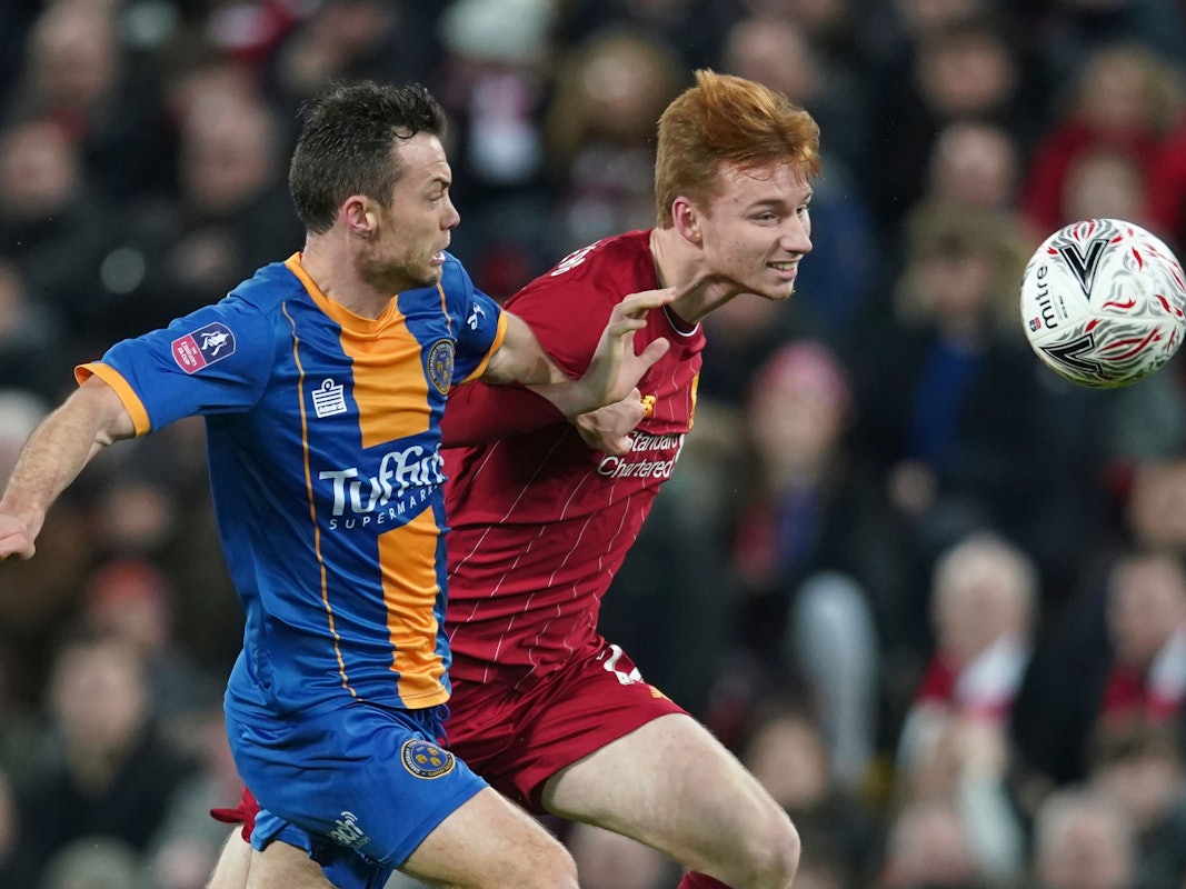 Shaun Whalley (l.) von Shrewsbury Town, kämpft mit Sepp van den Berg von Liverpool um den Ball.