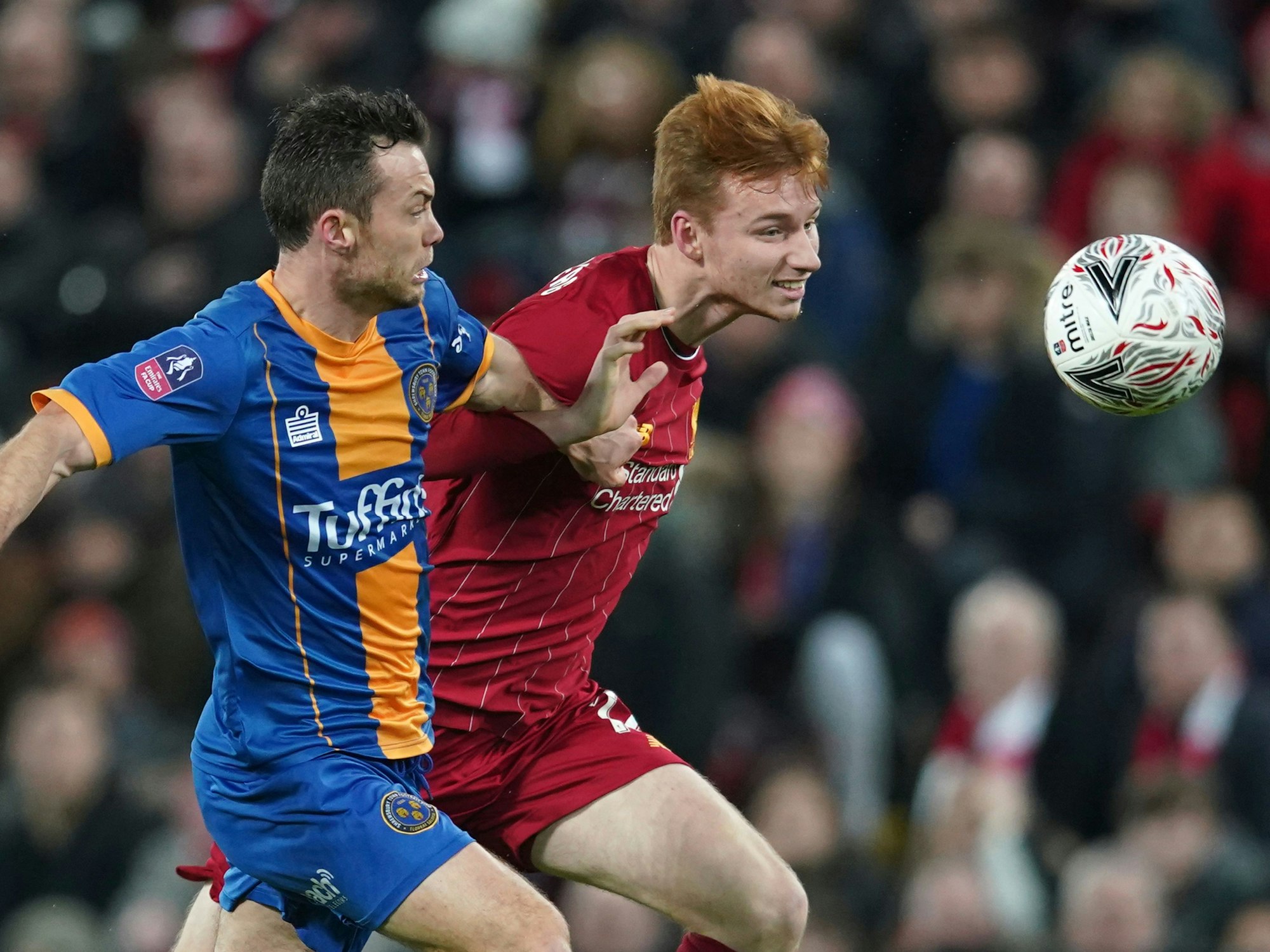 Shaun Whalley (l.) von Shrewsbury Town, kämpft mit Sepp van den Berg von Liverpool um den Ball.