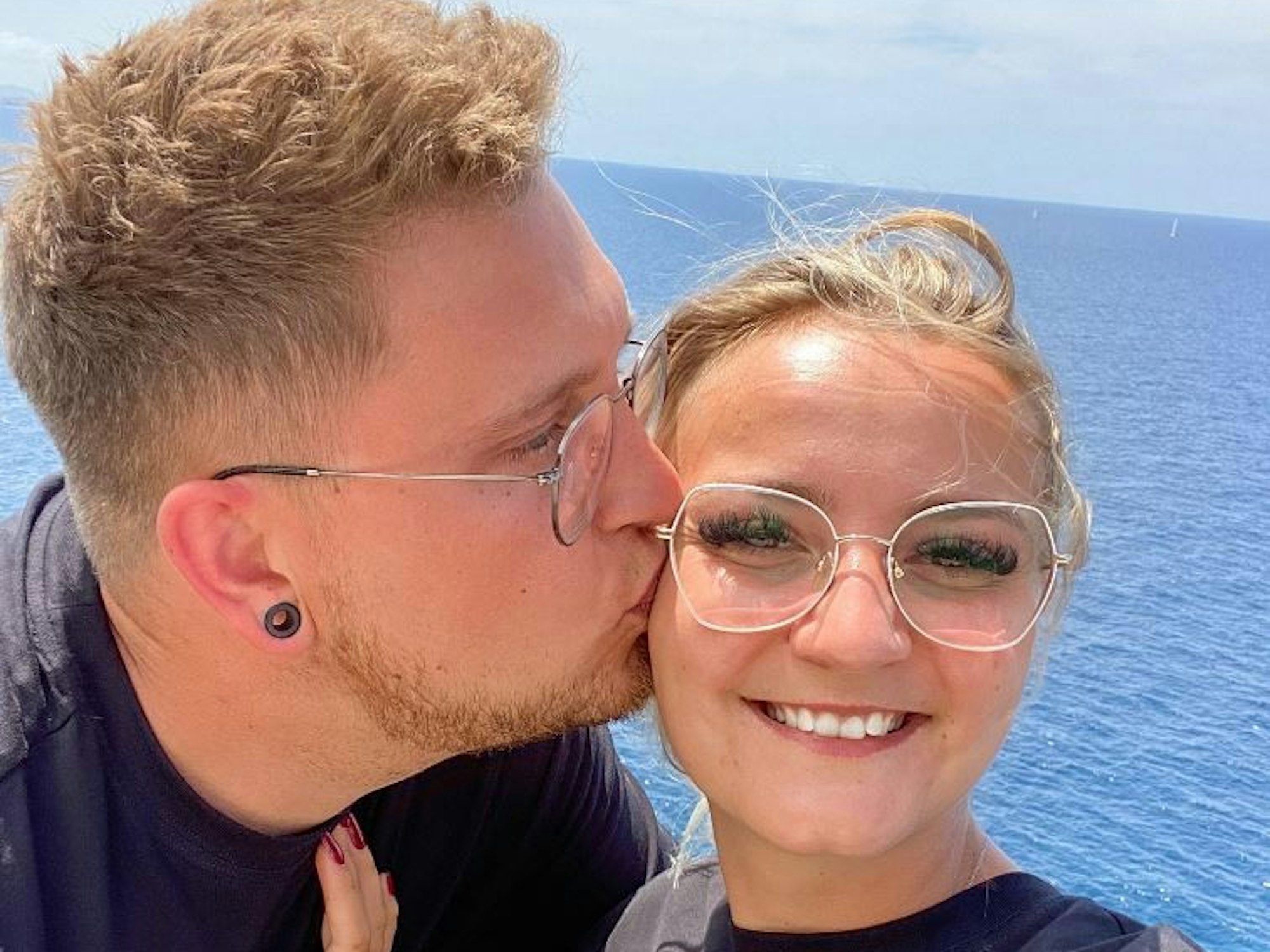 Die „Goodbye Deutschland“-Stars Sarah Wagner und Sebastian Barfels melden sich mit traurigen Nachrichten bei ihren Fans. Das Foto zeigt das Paar im Juni 2021 auf ihrem Instagram-Kanal.