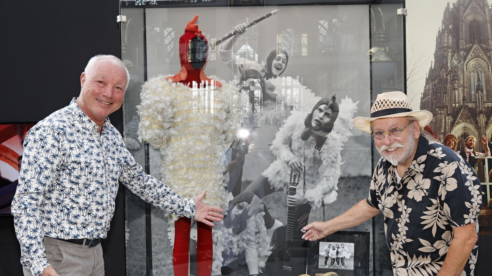Peter Werner (l.) und Janus Fröhlich stehen vor einer Vitrine