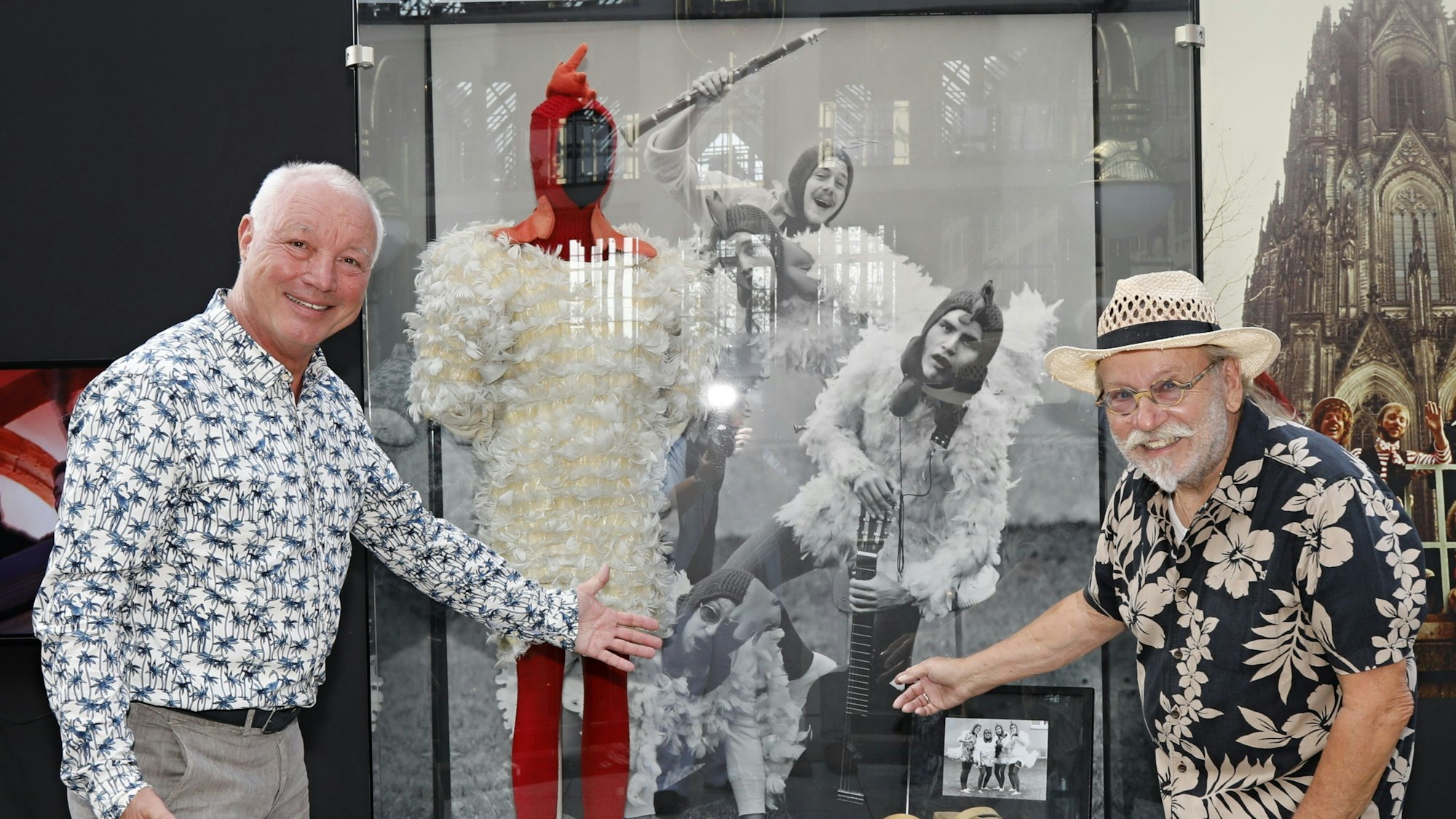 Peter Werner (l.) und Janus Fröhlich stehen vor einer Vitrine