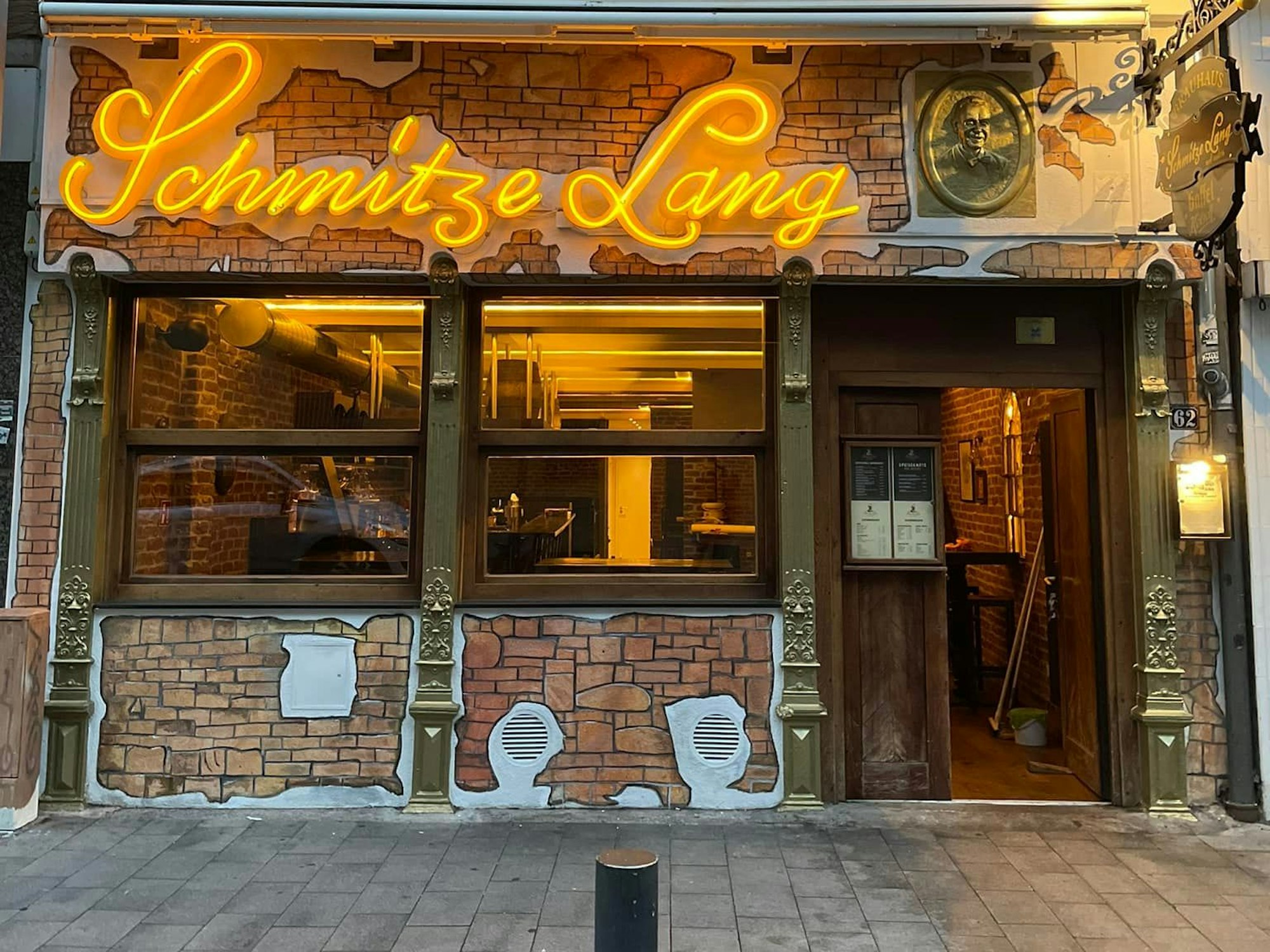 Das Foto zeigt das „Schmitze Lang“ in der Kölner Südstadt