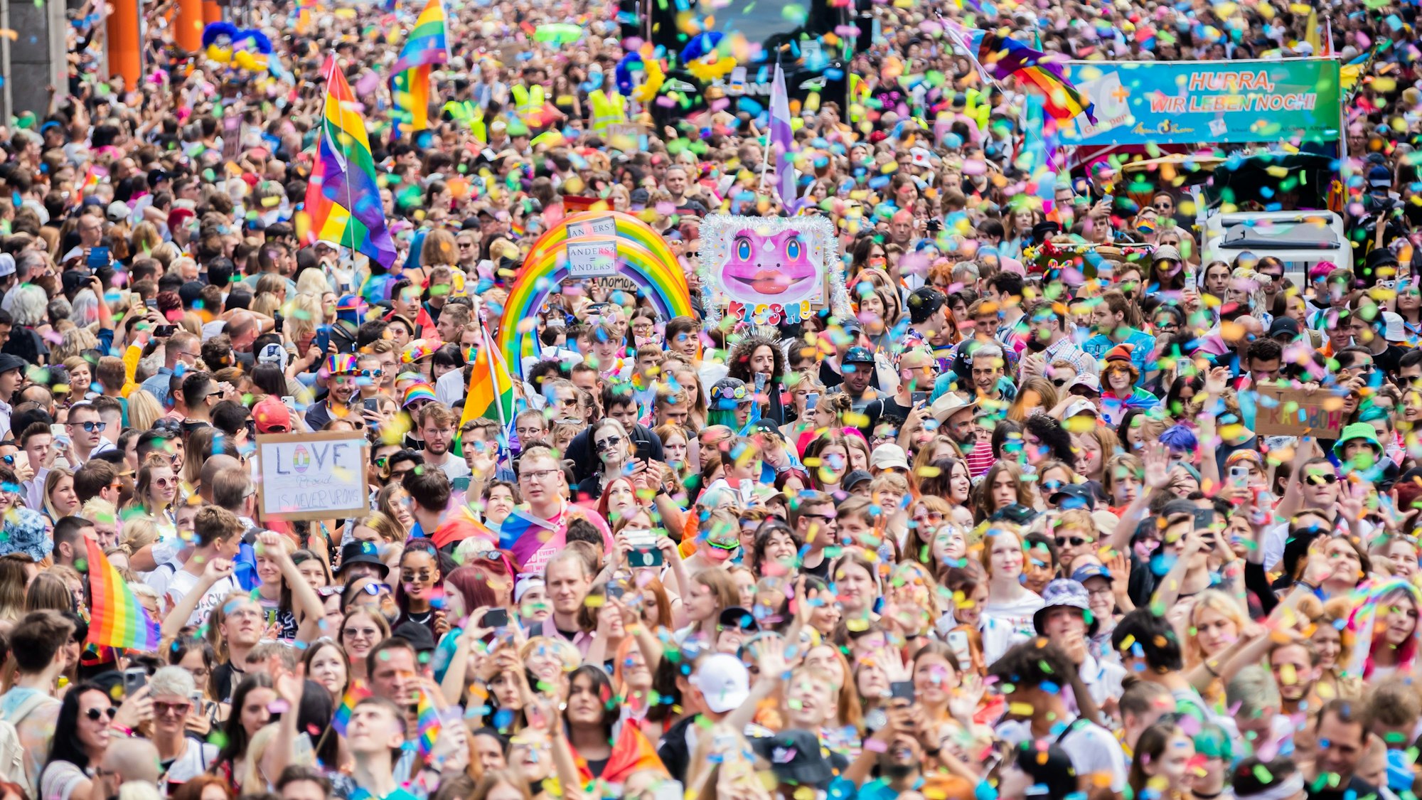 Der Zug des Christopher Street Day (CSD) zieht über die Leipziger Straße.