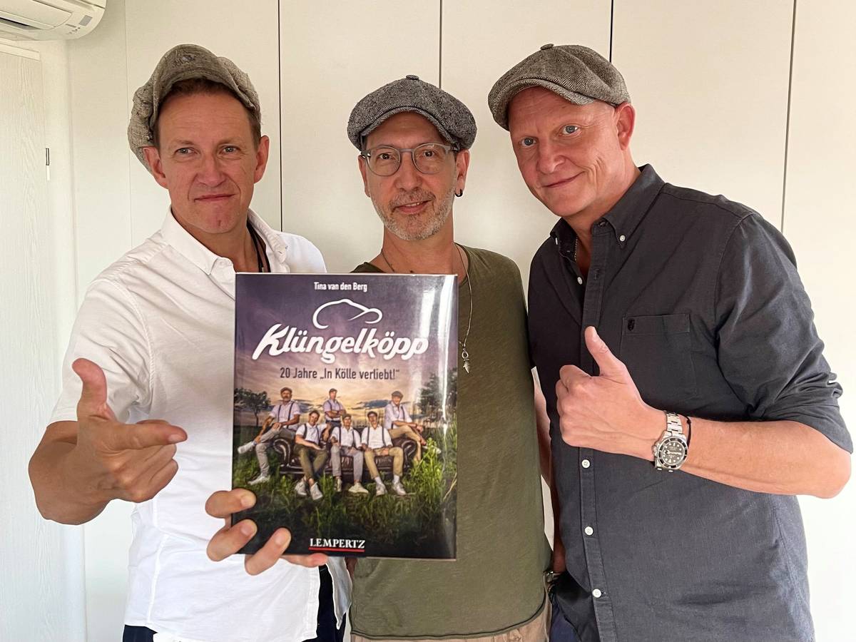 Robert Kowalak, Stephan Loschelders und Jochen Damm (v.l.) mit dem Buch der Klüngelköpp.