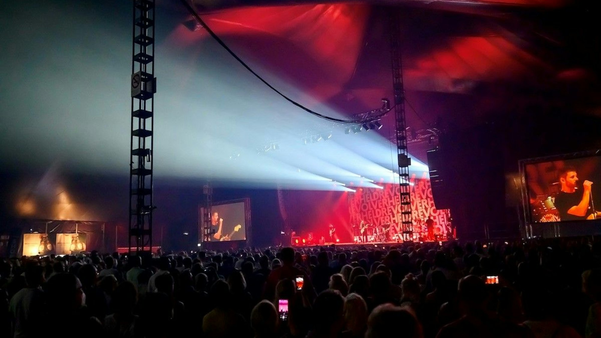 Revolverheld auf der Bühne des Zeltfestivals am 25. August 2022