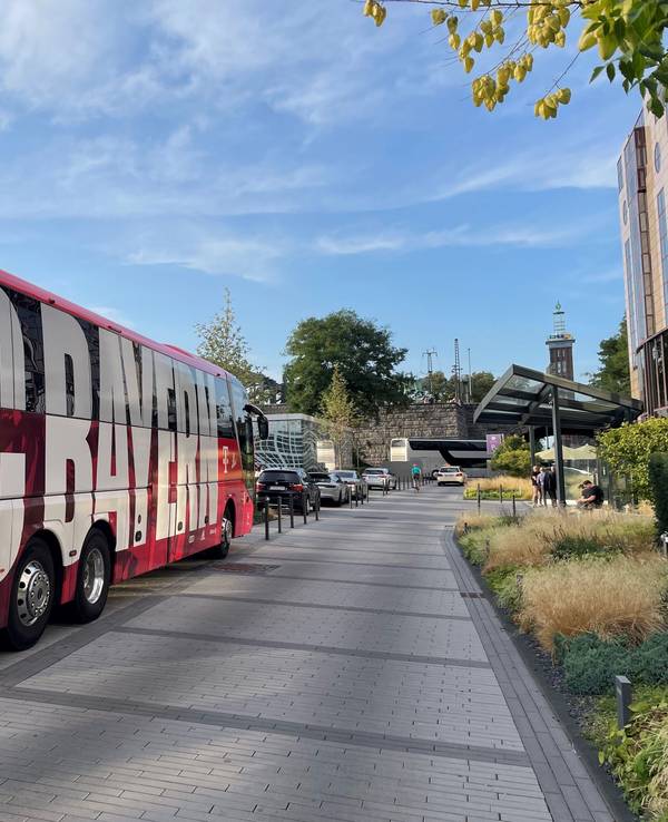 Der Mannschaftsbus des FC Bayern in Köln.