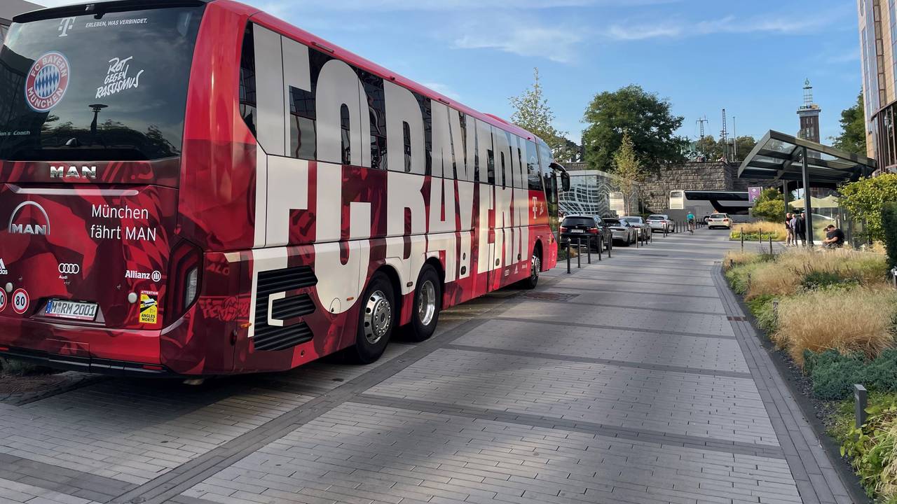 Der Mannschaftsbus des FC Bayern in Köln.
