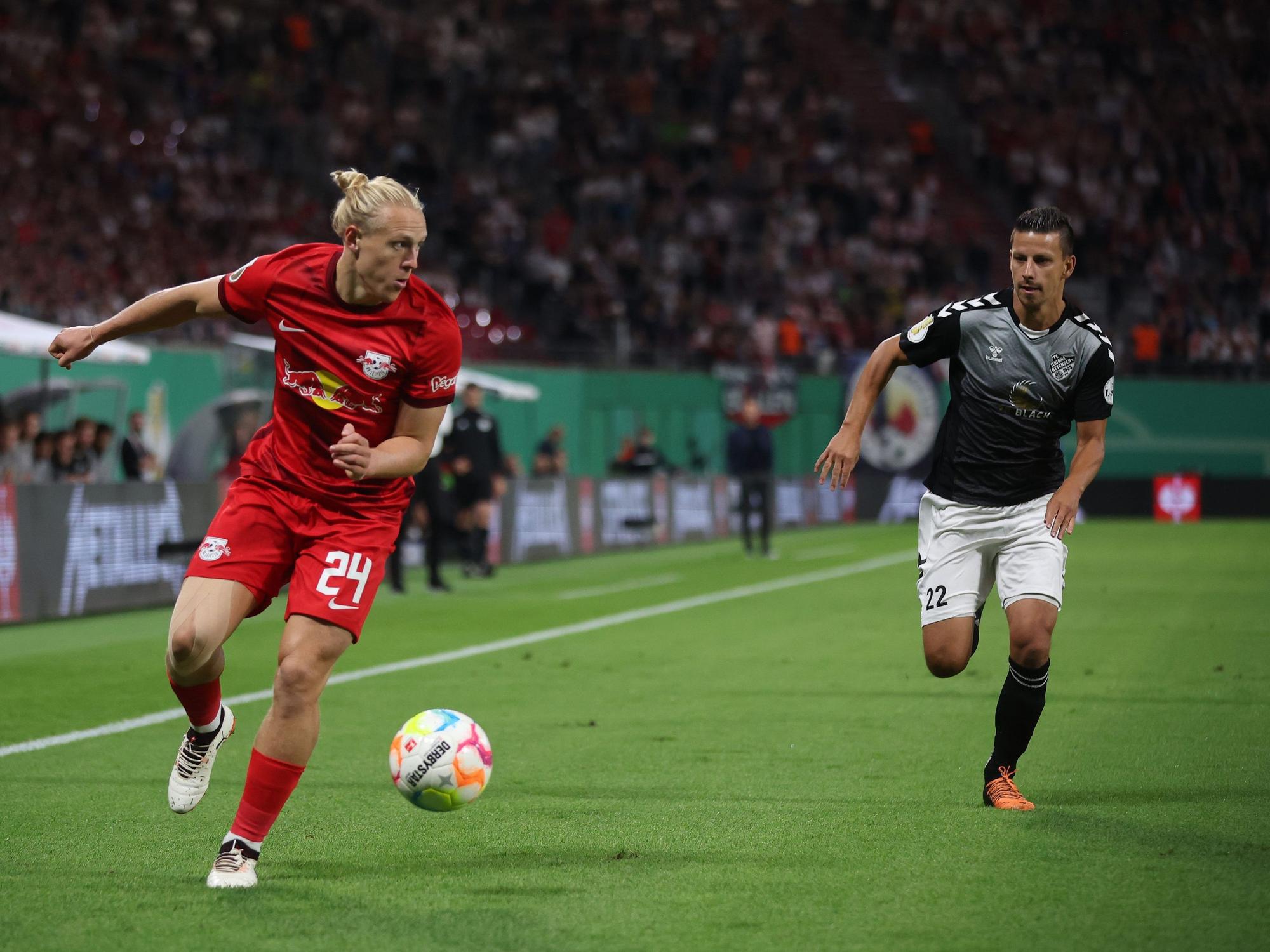 Xaver Schlager (l) von RB Leipzig am Ball vor Janik Jesgarzewski von Teutonia.
