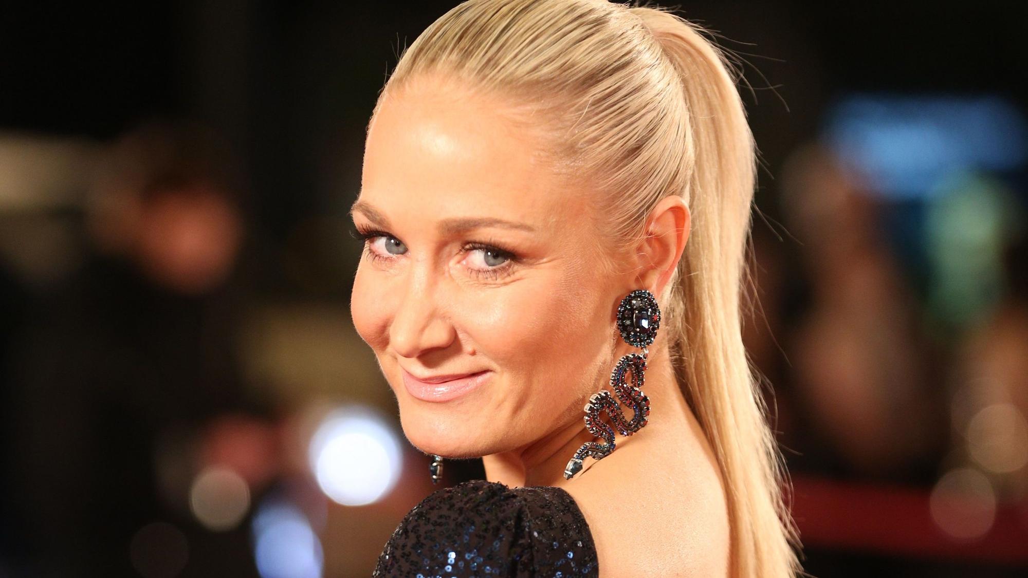 Schauspielerin Janine Kunze, hier am 27.02.2015 bei der 50. Verleihung der Goldenen Kamera in den Messehallen in Hamburg, weiß, wie sie ihre Fans zum Schwärmen bringt.