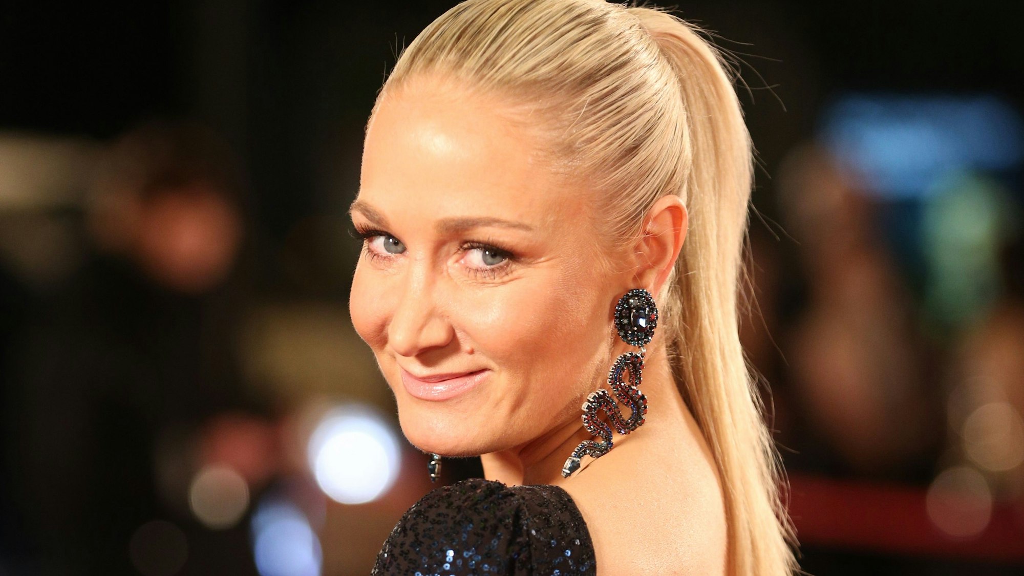 Schauspielerin Janine Kunze, hier am 27.02.2015 bei der 50. Verleihung der Goldenen Kamera in den Messehallen in Hamburg, weiß, wie sie ihre Fans zum Schwärmen bringt.