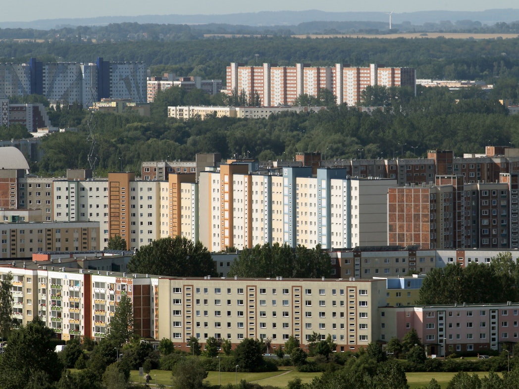 ARCHIV - 23.07.2012, Mecklenburg-Vorpommern, Rostock: ILLUSTRATION - Die Plattenbau-Stadtbezirke im Norden von Rostock: Vorn Groß Klein, dahinter Schmarl, hinten Evershagen und Lichtenhagen.