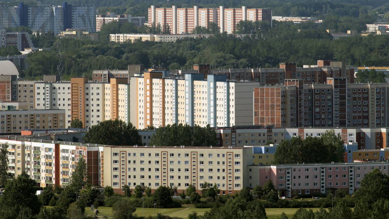 ARCHIV - 23.07.2012, Mecklenburg-Vorpommern, Rostock: ILLUSTRATION - Die Plattenbau-Stadtbezirke im Norden von Rostock: Vorn Groß Klein, dahinter Schmarl, hinten Evershagen und Lichtenhagen.