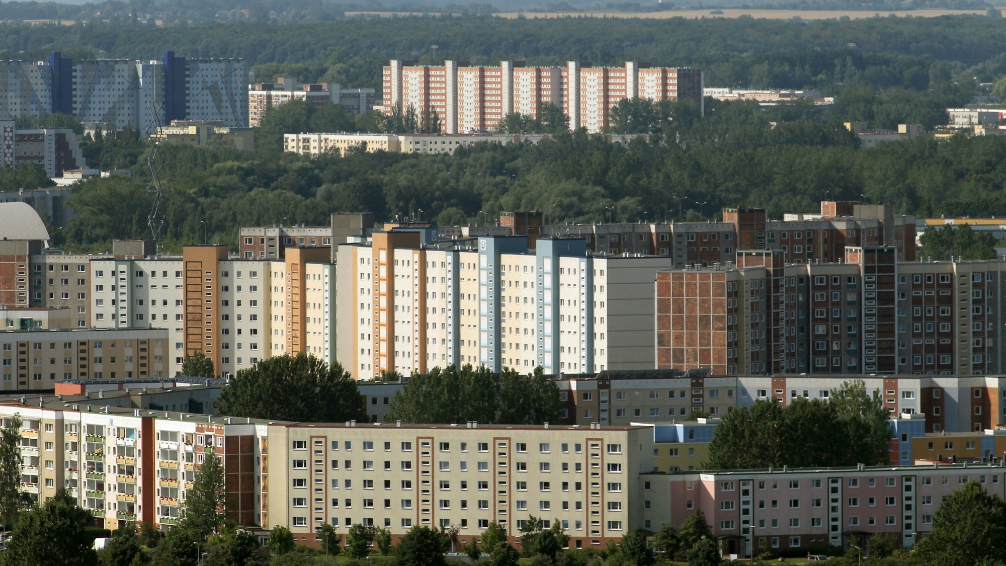 ARCHIV - 23.07.2012, Mecklenburg-Vorpommern, Rostock: ILLUSTRATION - Die Plattenbau-Stadtbezirke im Norden von Rostock: Vorn Groß Klein, dahinter Schmarl, hinten Evershagen und Lichtenhagen.