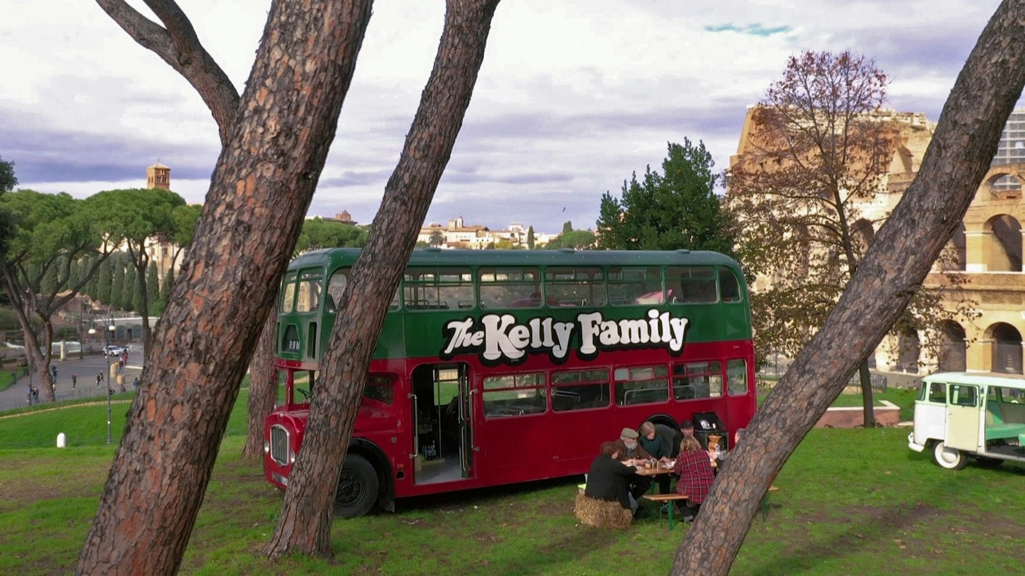 Der Kelly-Bus steht direkt am Kolosseum in Rom.
