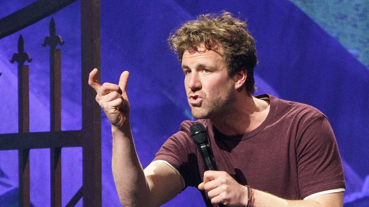 Luke Mockridge, Komiker, steht bei seiner Tour „A way back to Luckyland“ auf der Bühne der Wunderino-Arena.