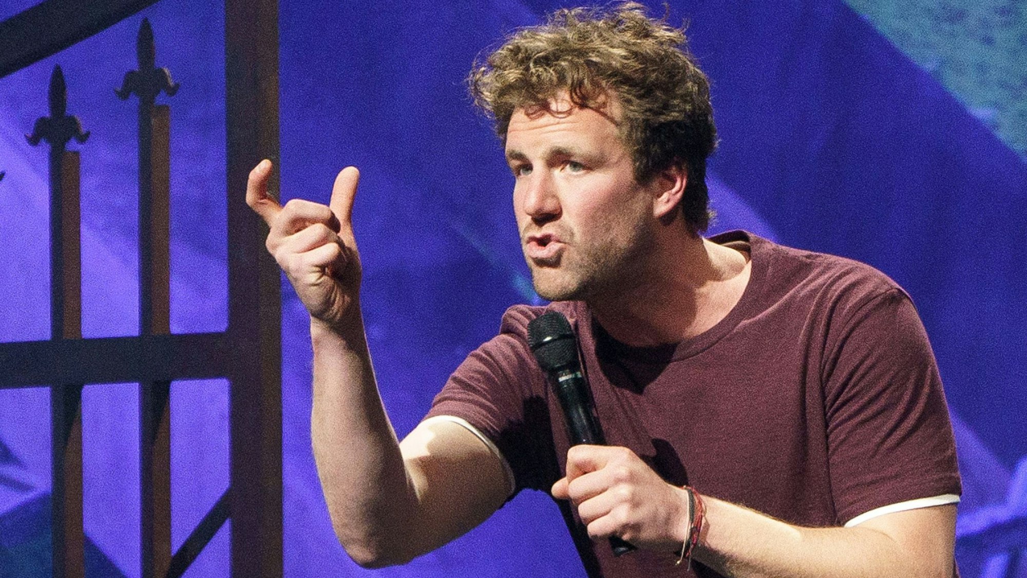 Luke Mockridge, Komiker, steht bei seiner Tour „A way back to Luckyland“ auf der Bühne der Wunderino-Arena.