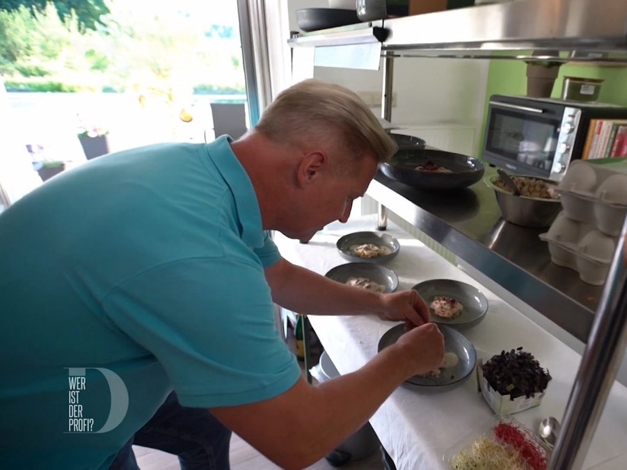 „Das perfekte Dinner“-Kandidat Heinz zeigt sich zunächst siegessicher, doch dann unterläuft ihm ein schwerer Fehler.