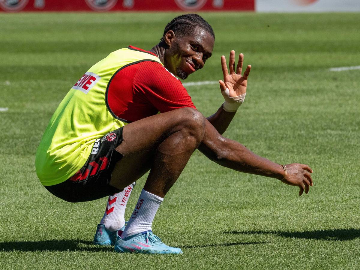 Kingsley Ehizibue winkt in die Kamera.