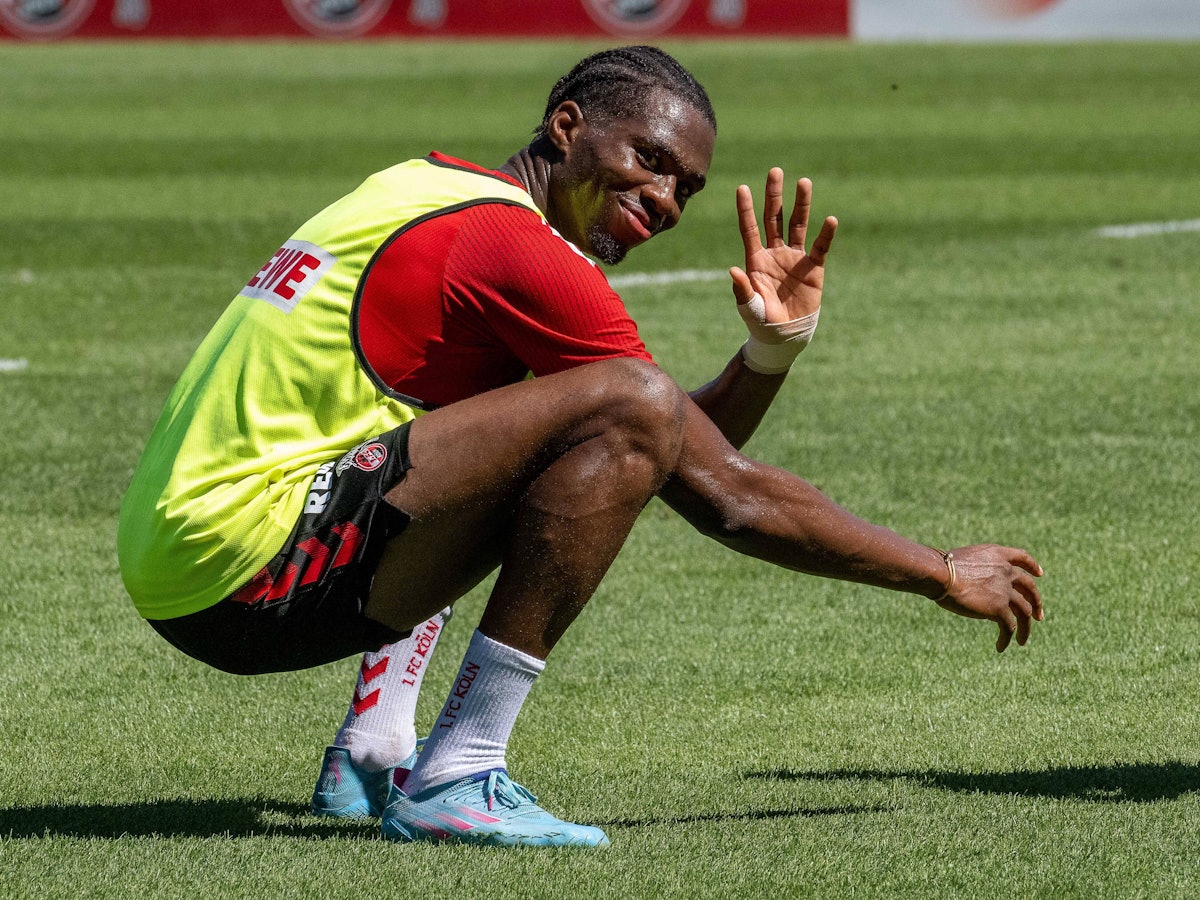 Kingsley Ehizibue winkt in die Kamera.