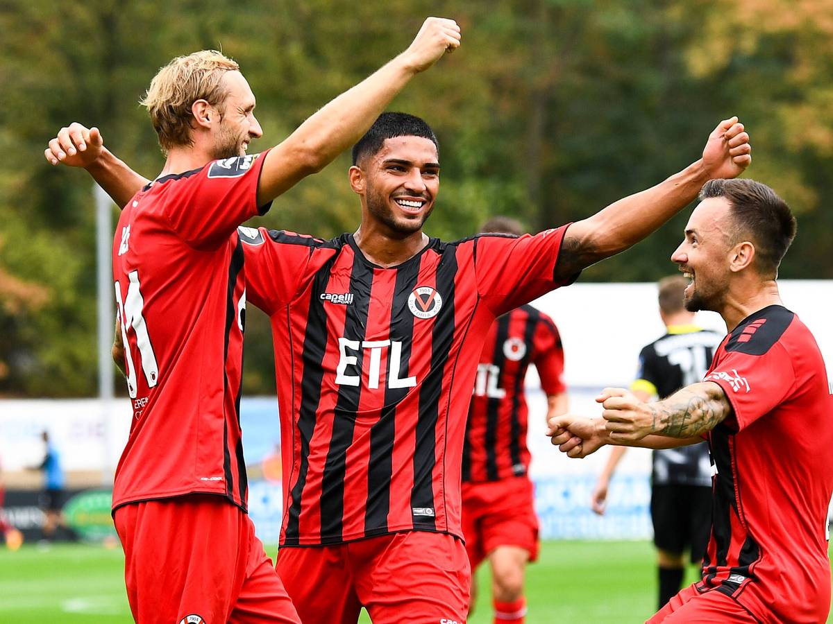 Marcel Risse, Simon Stehle und Simon Handle feiern ein Tor von Viktoria Köln.