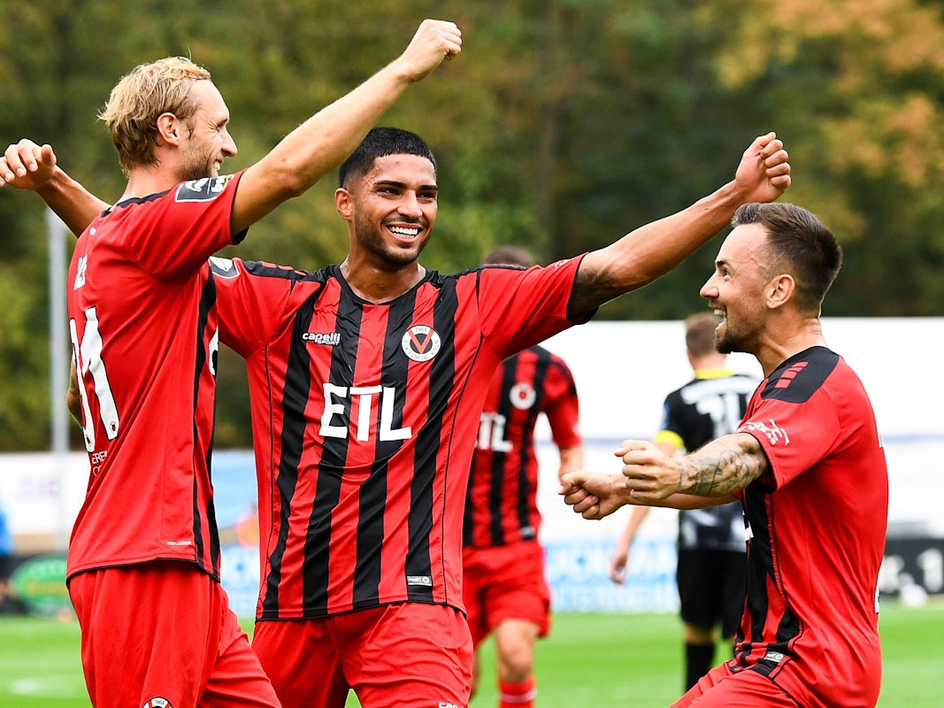 Marcel Risse, Simon Stehle und Simon Handle feiern ein Tor von Viktoria Köln.