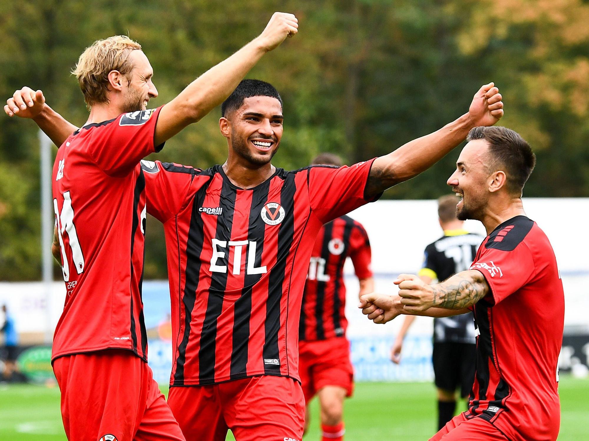 Marcel Risse, Simon Stehle und Simon Handle feiern ein Tor von Viktoria Köln.