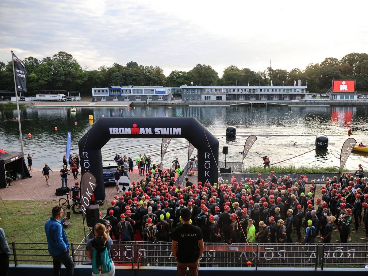Ironman Duisburg: Das Starterfeld vor dem Schwimmen.