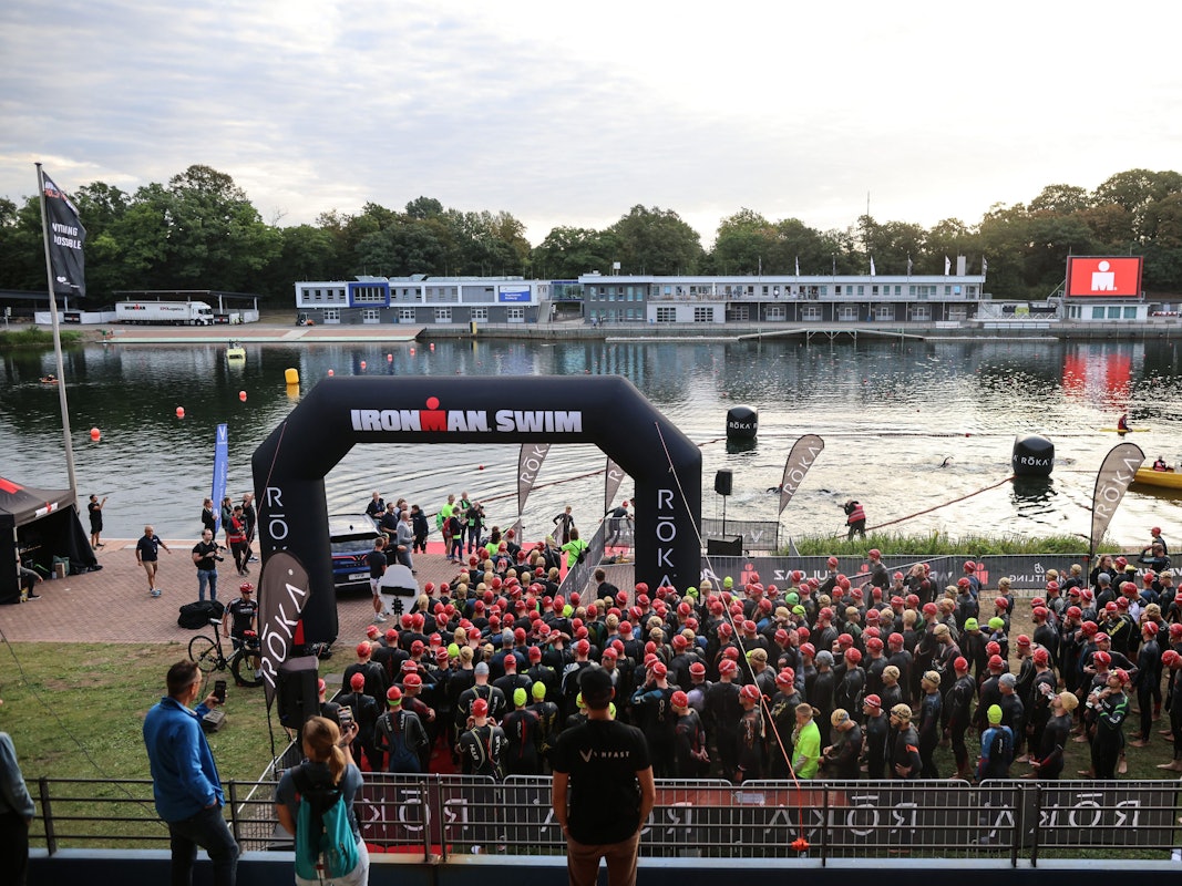 Ironman Duisburg: Das Starterfeld vor dem Schwimmen.