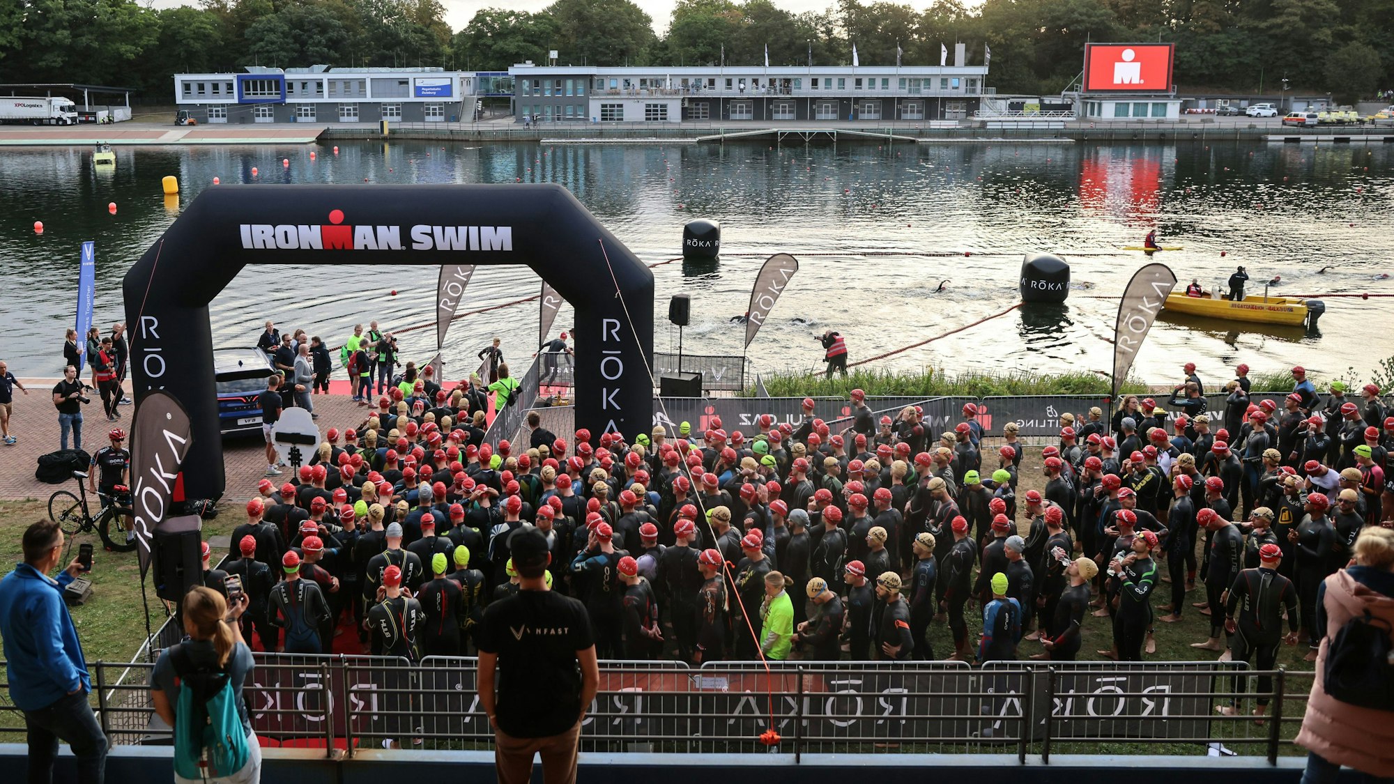 Ironman Duisburg: Das Starterfeld vor dem Schwimmen.