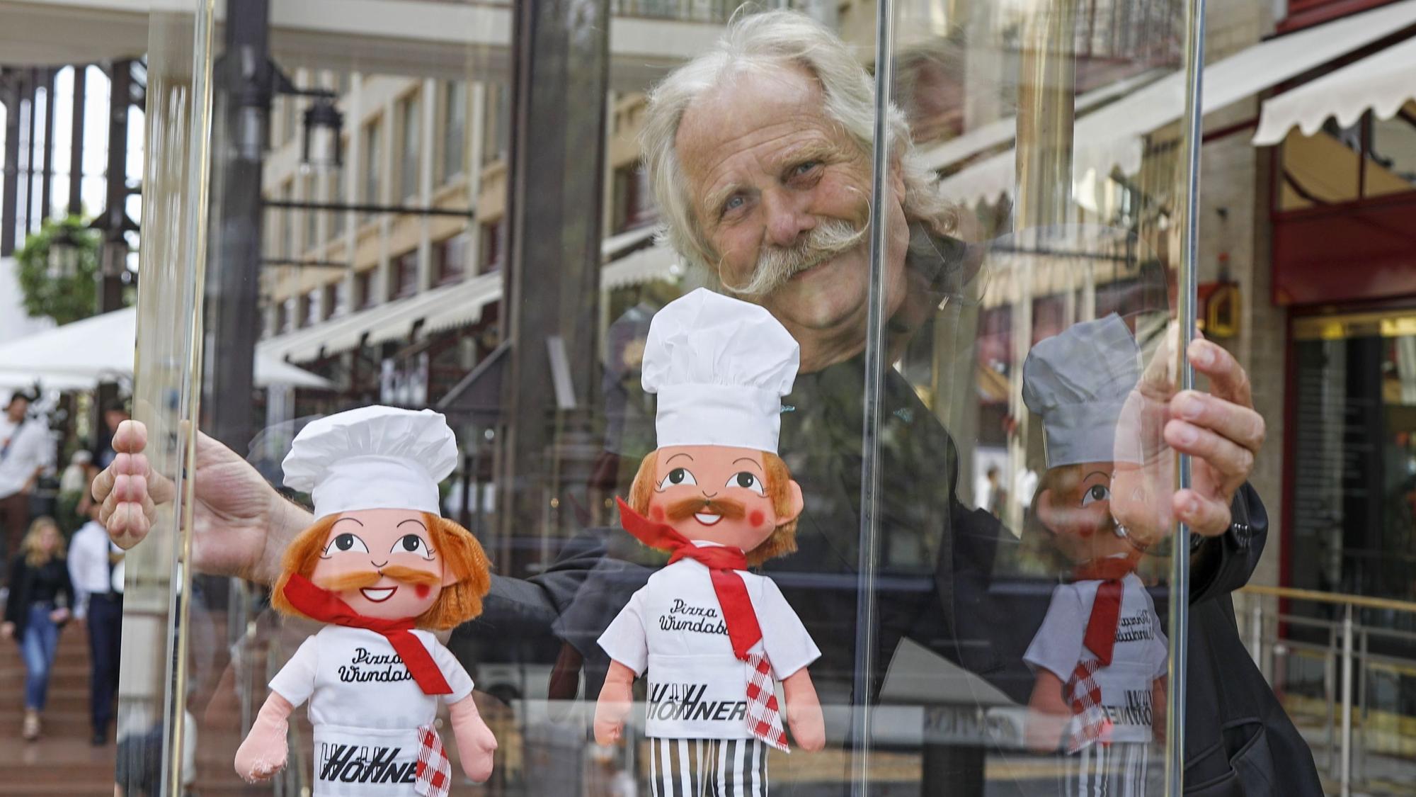 Henning Krautmacher mit den Puppen