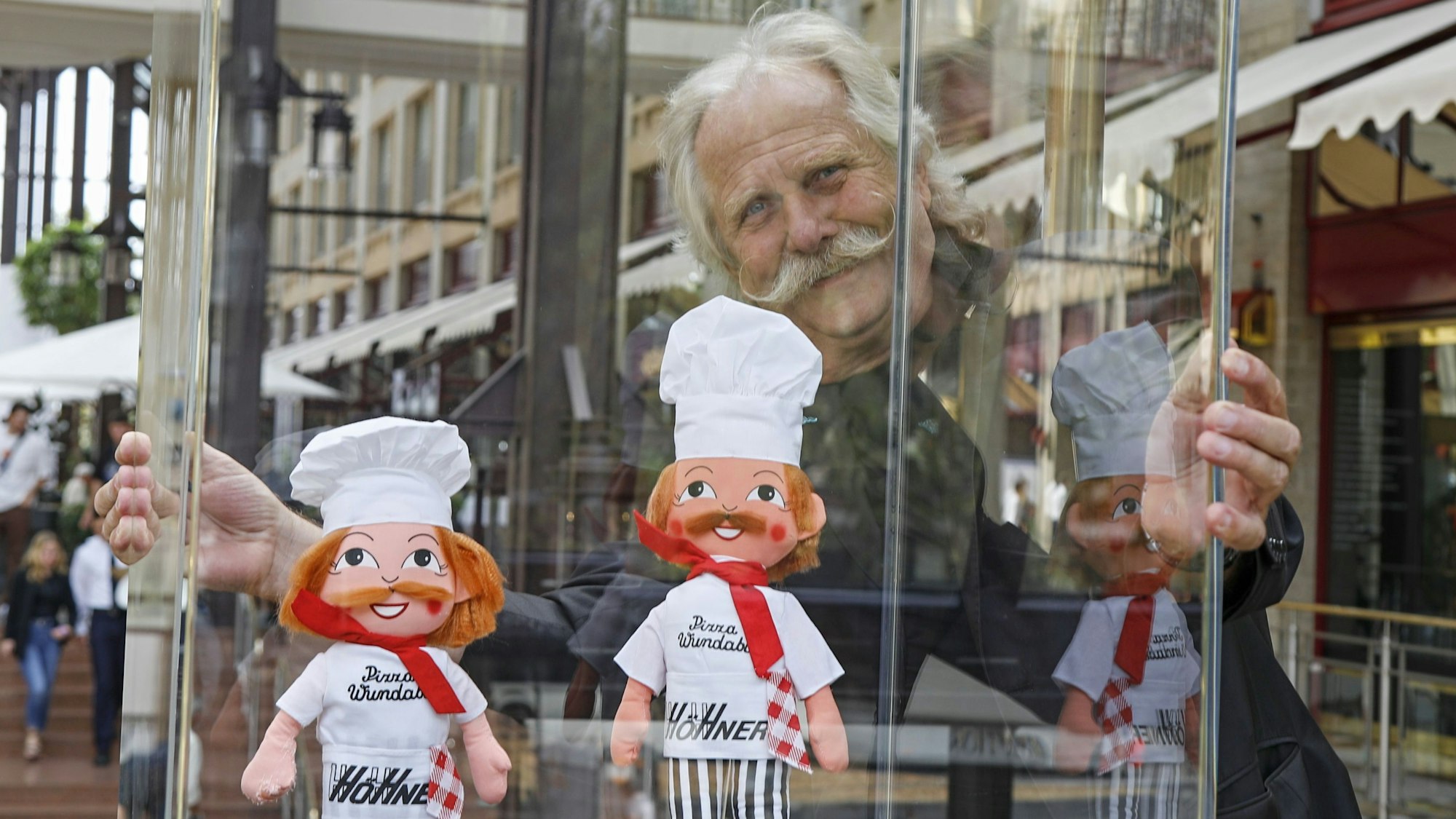 Henning Krautmacher mit den Puppen