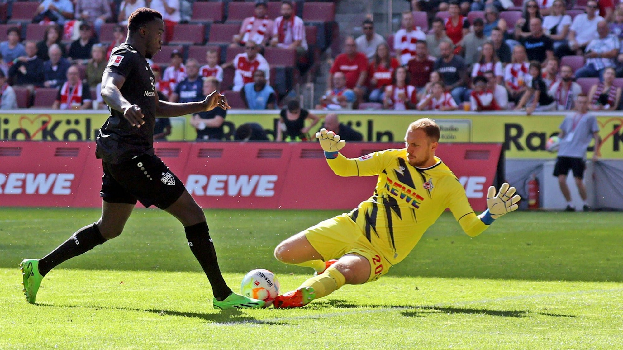 Marvin Schwäbe pariert gegen Silas Katompa.