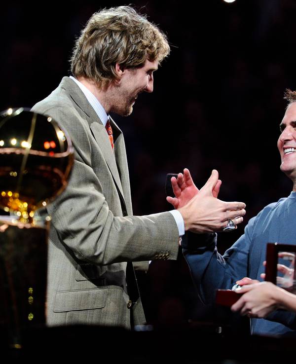 Dirk Nowitzki überreicht 2012 Mark Cuban den Meisterring der NBA.